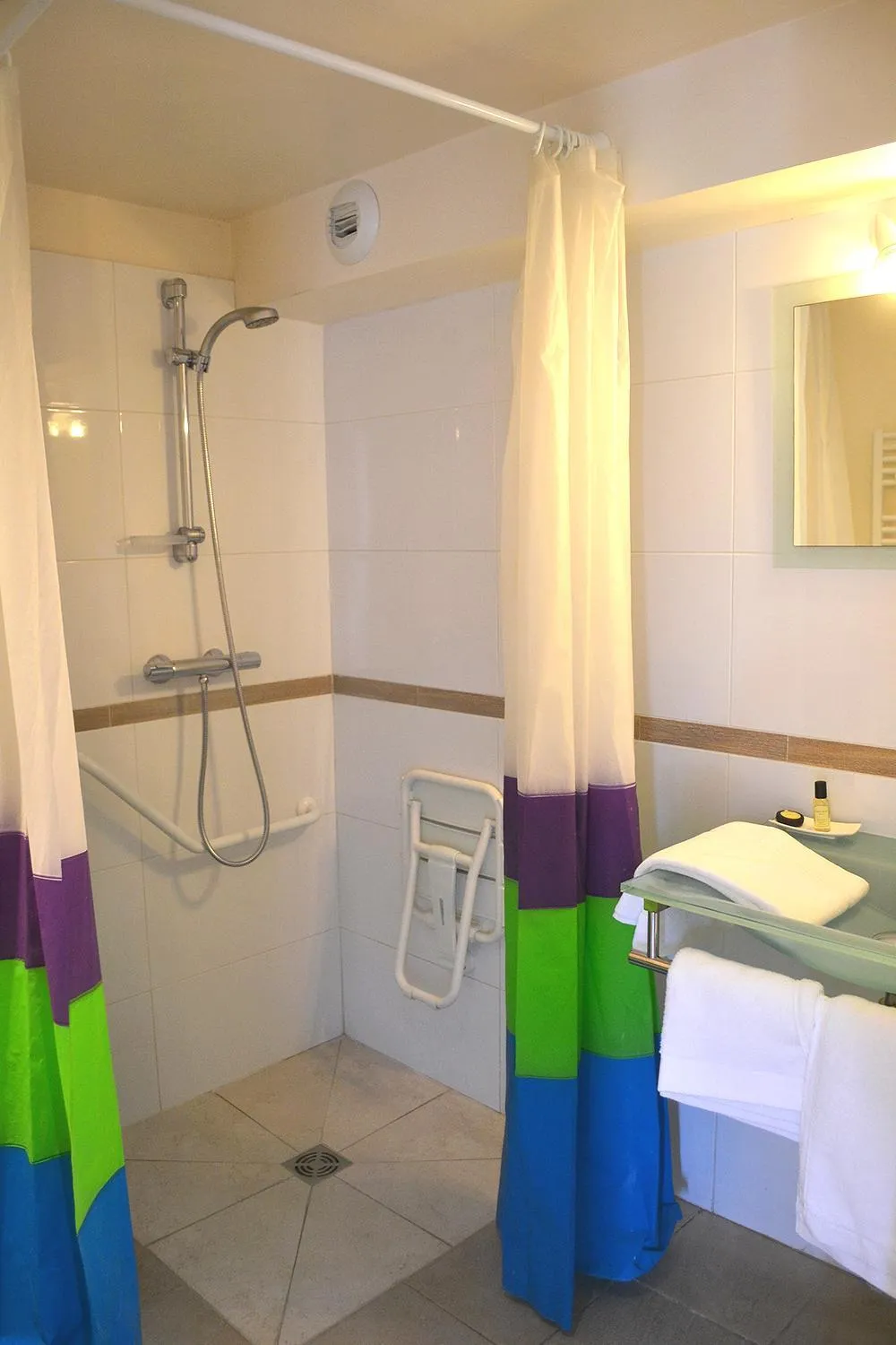 Shower in Hôtel la Scala