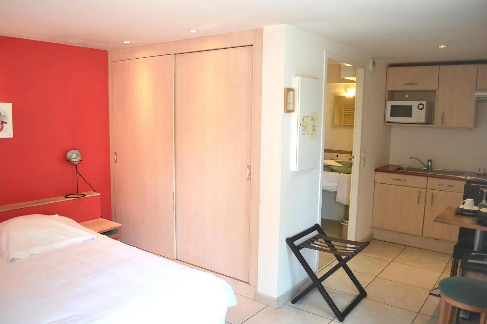 Kitchen or kitchenette, Bed in Hôtel la Scala