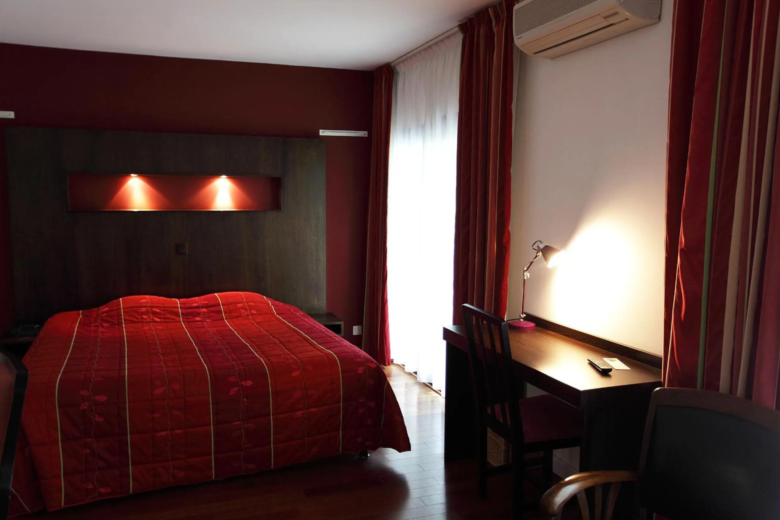 Photo of the whole room, Bed in Hôtel la Scala