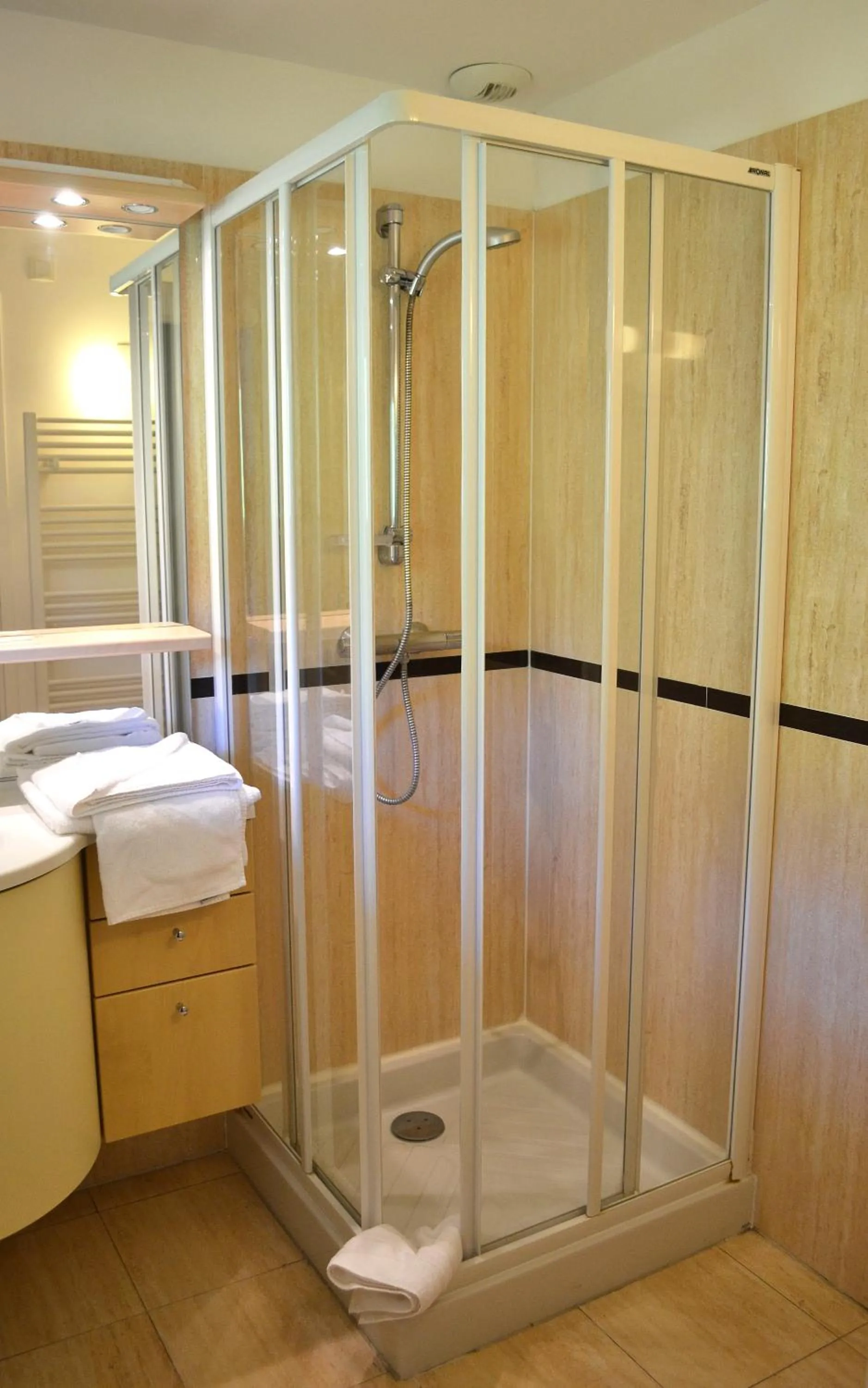 Shower in Hôtel la Scala
