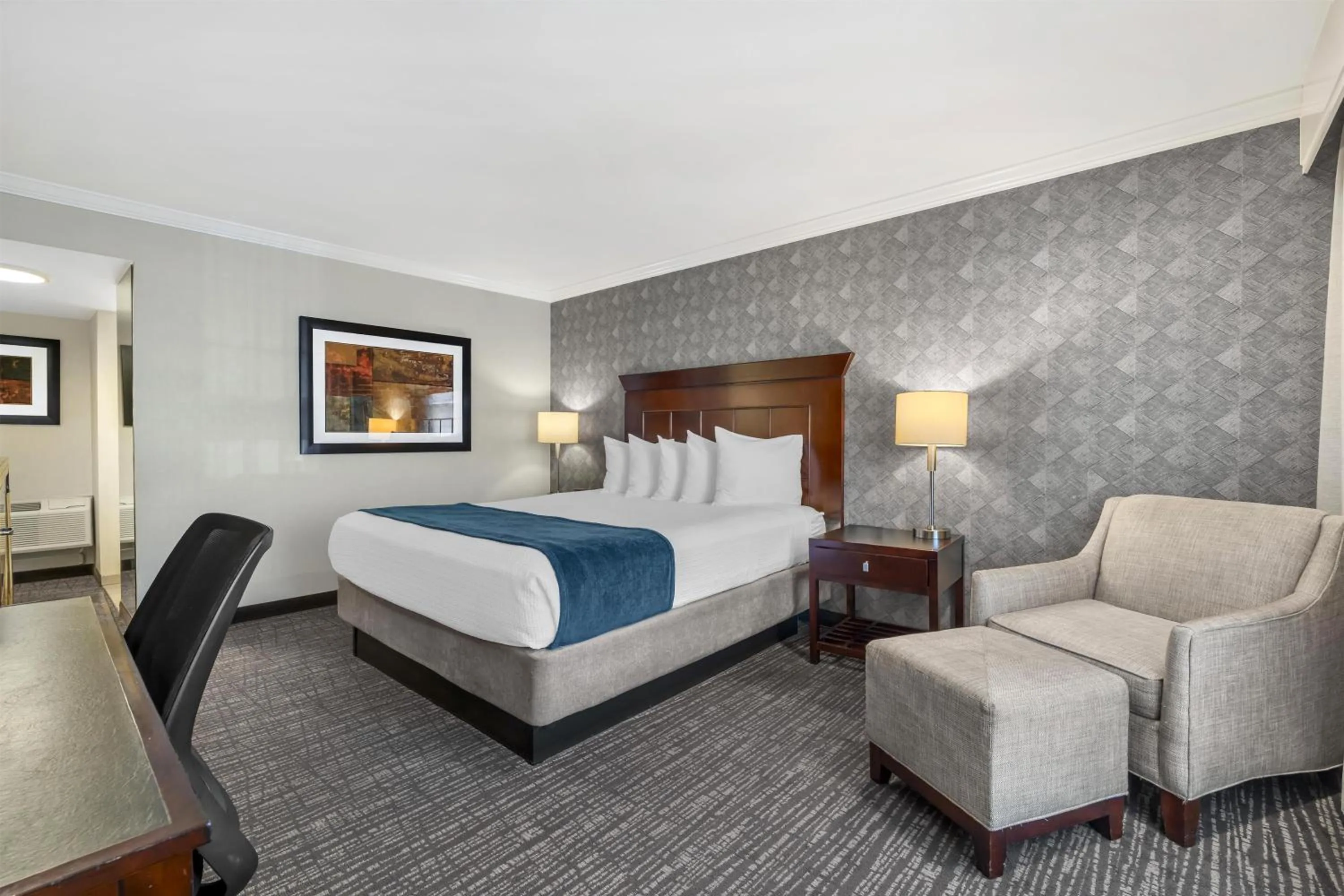 Bedroom, Bed in Best Western Plus Carriage Inn