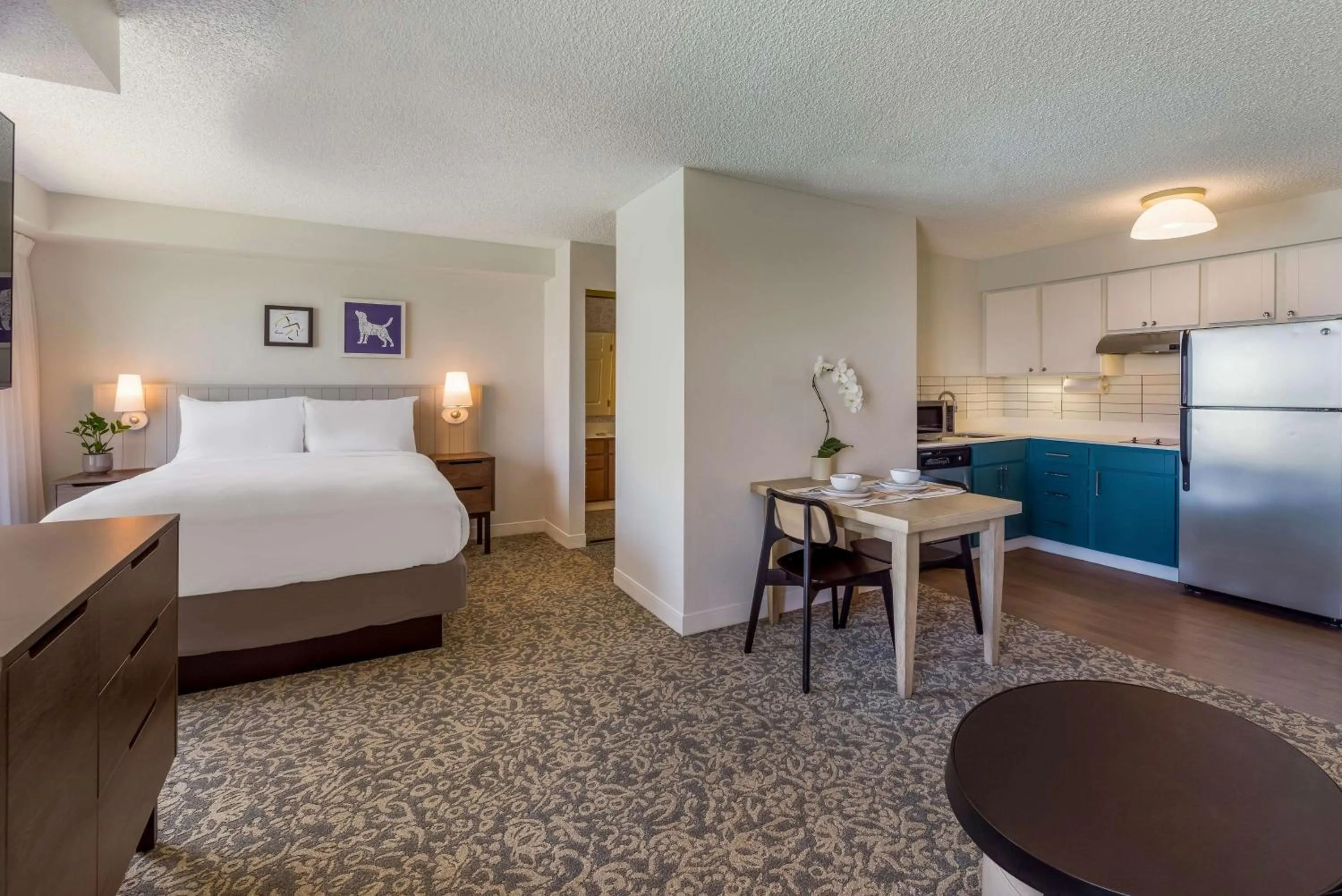 Kitchen or kitchenette, Bed in Sonesta ES Suites Austin The Domain Area - Newly Renovated