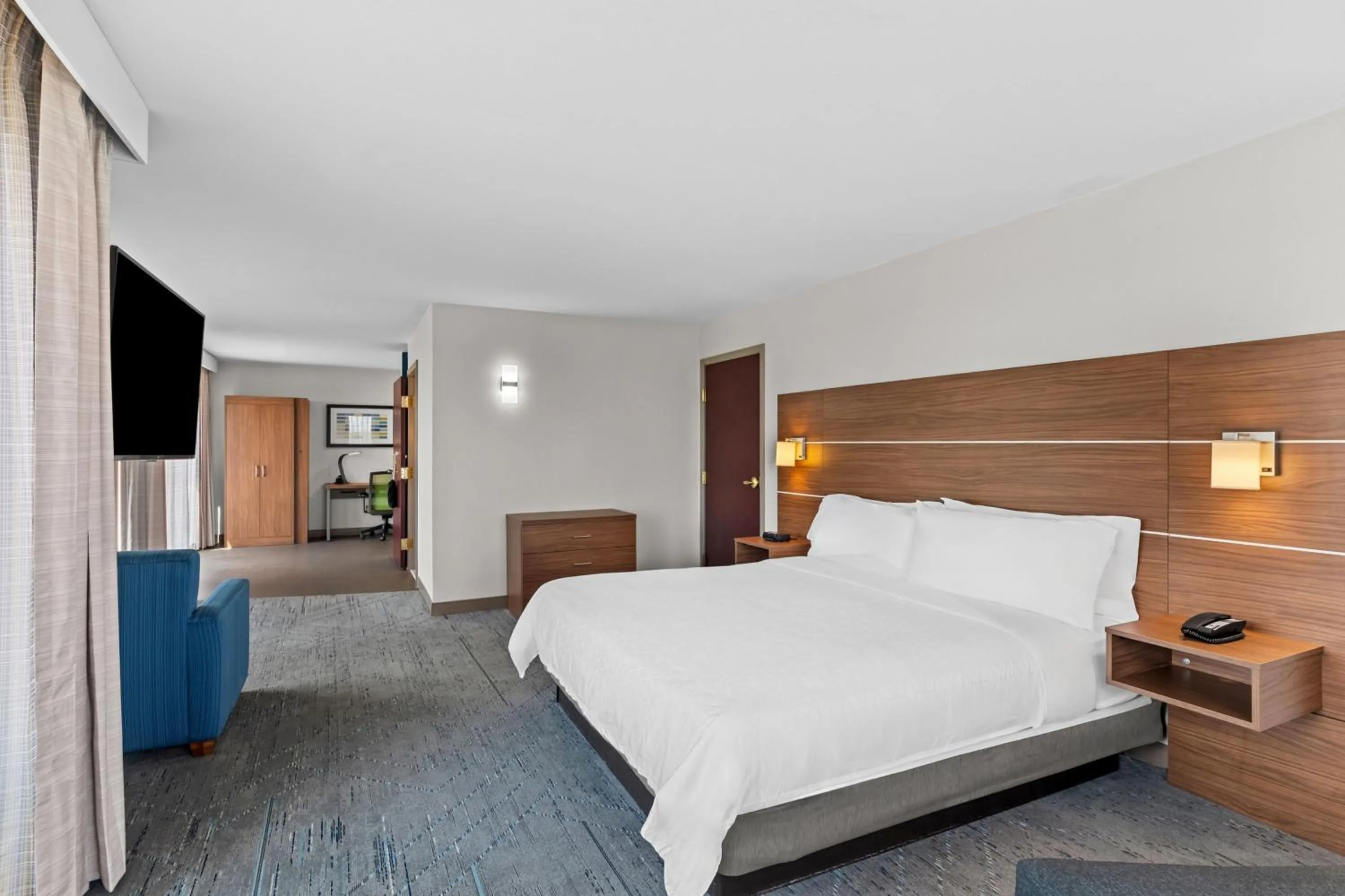 Photo of the whole room, Bed in Holiday Inn Express & Suites Austin SW - Sunset Valley by IHG Hotel