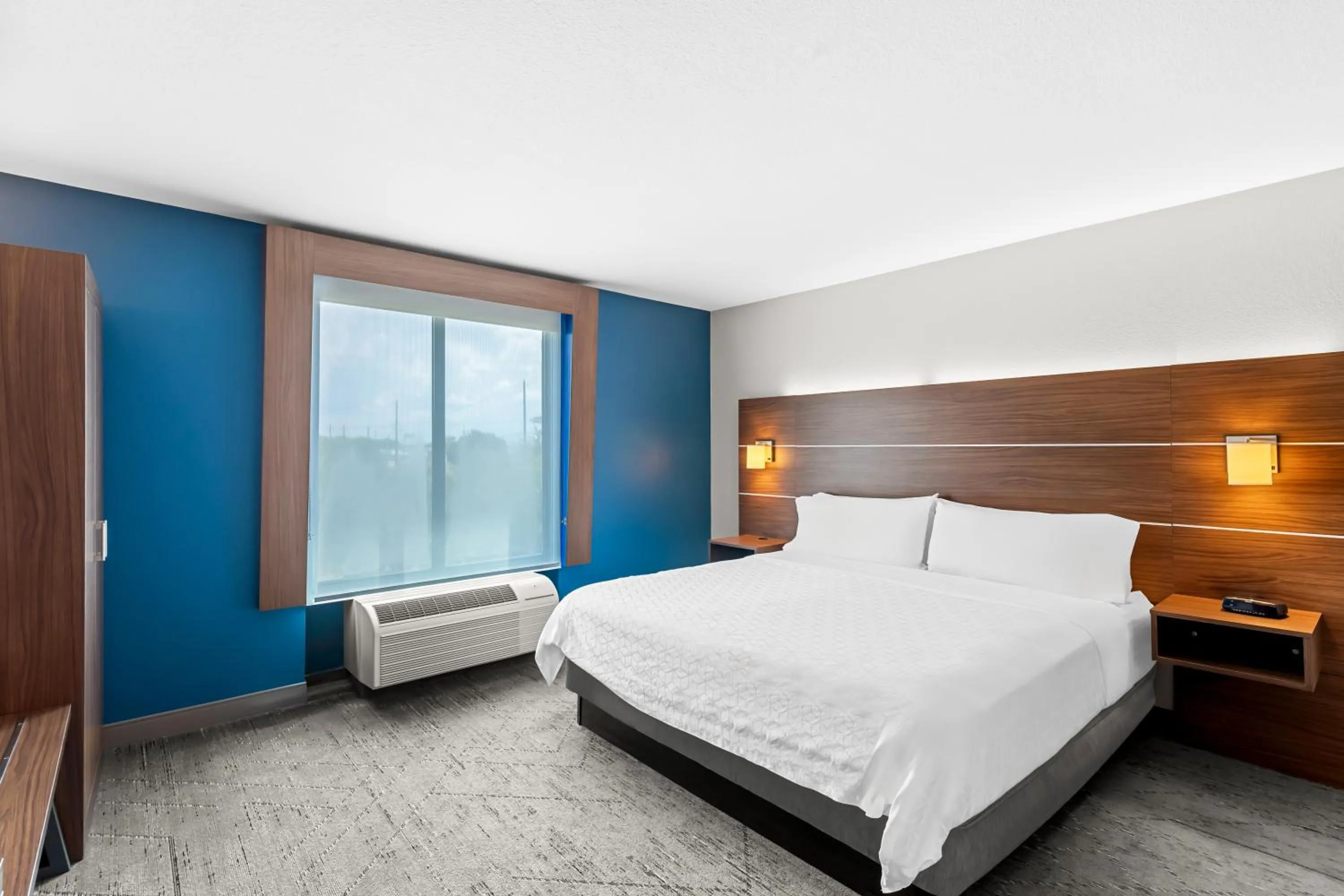 Bed in Holiday Inn Express & Suites Austin SW - Sunset Valley by IHG Hotel