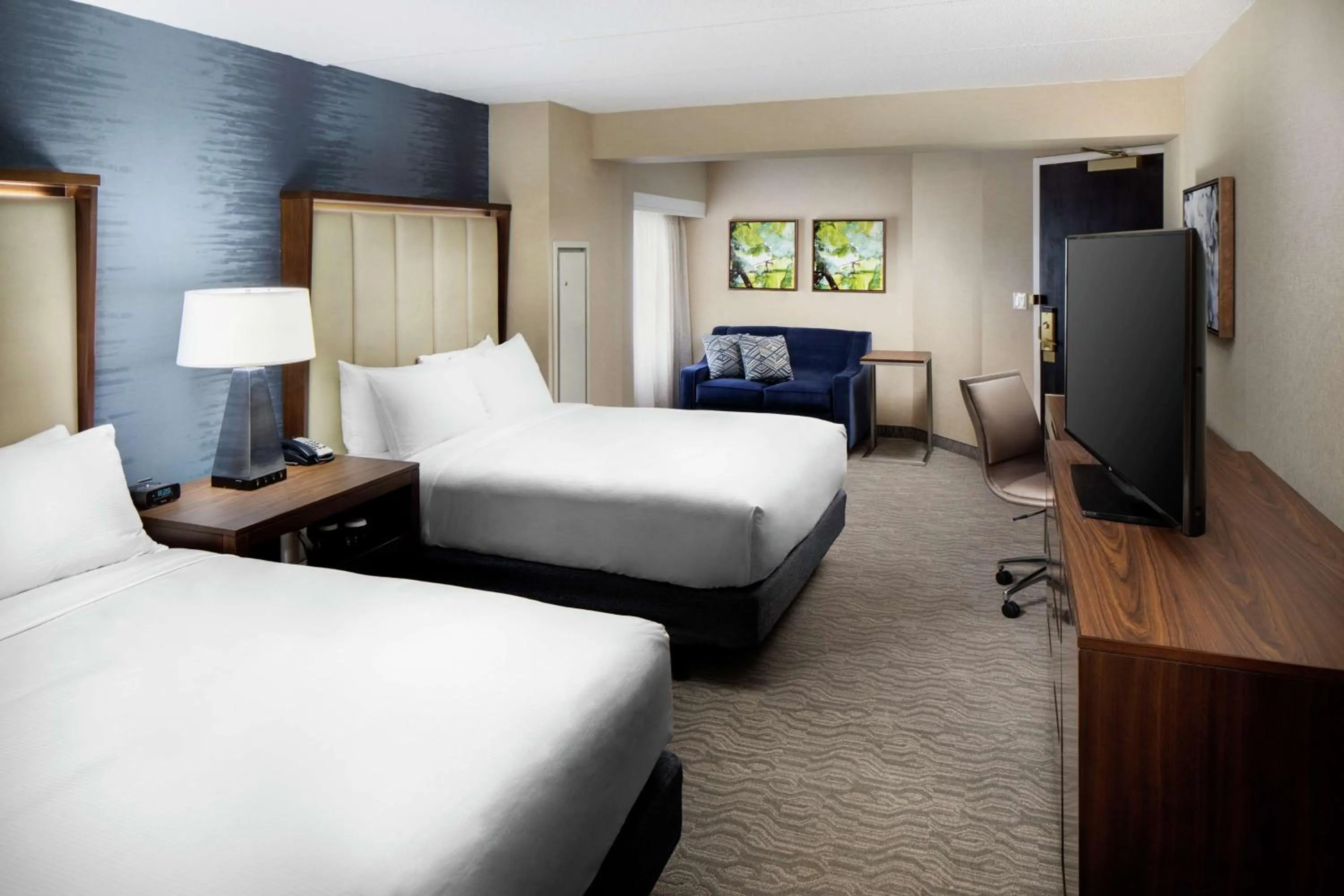 Living room, Bed in DoubleTree by Hilton Nashua