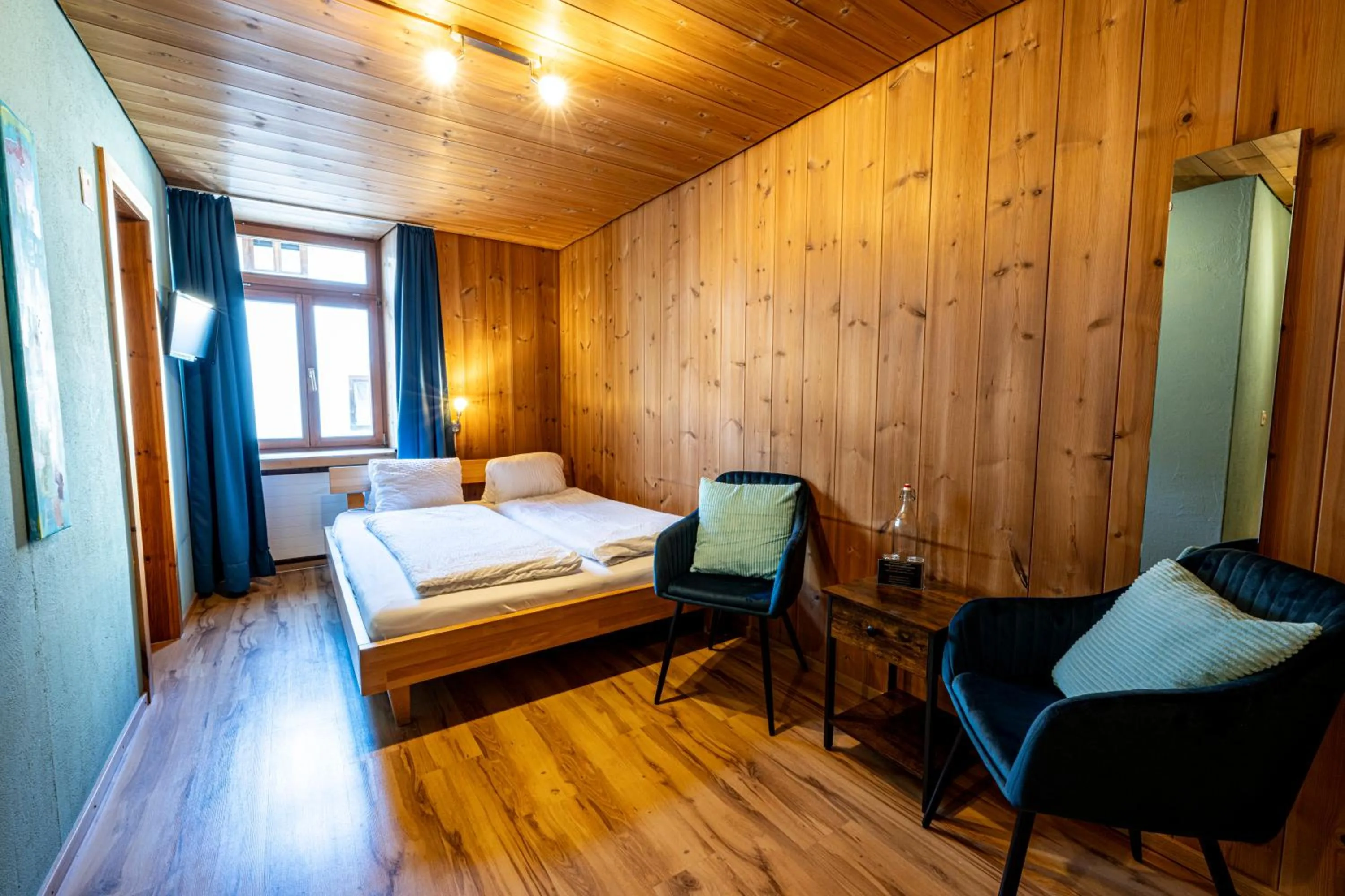 Photo of the whole room, Bed in CURUNA Pensiun-Frühstückspension