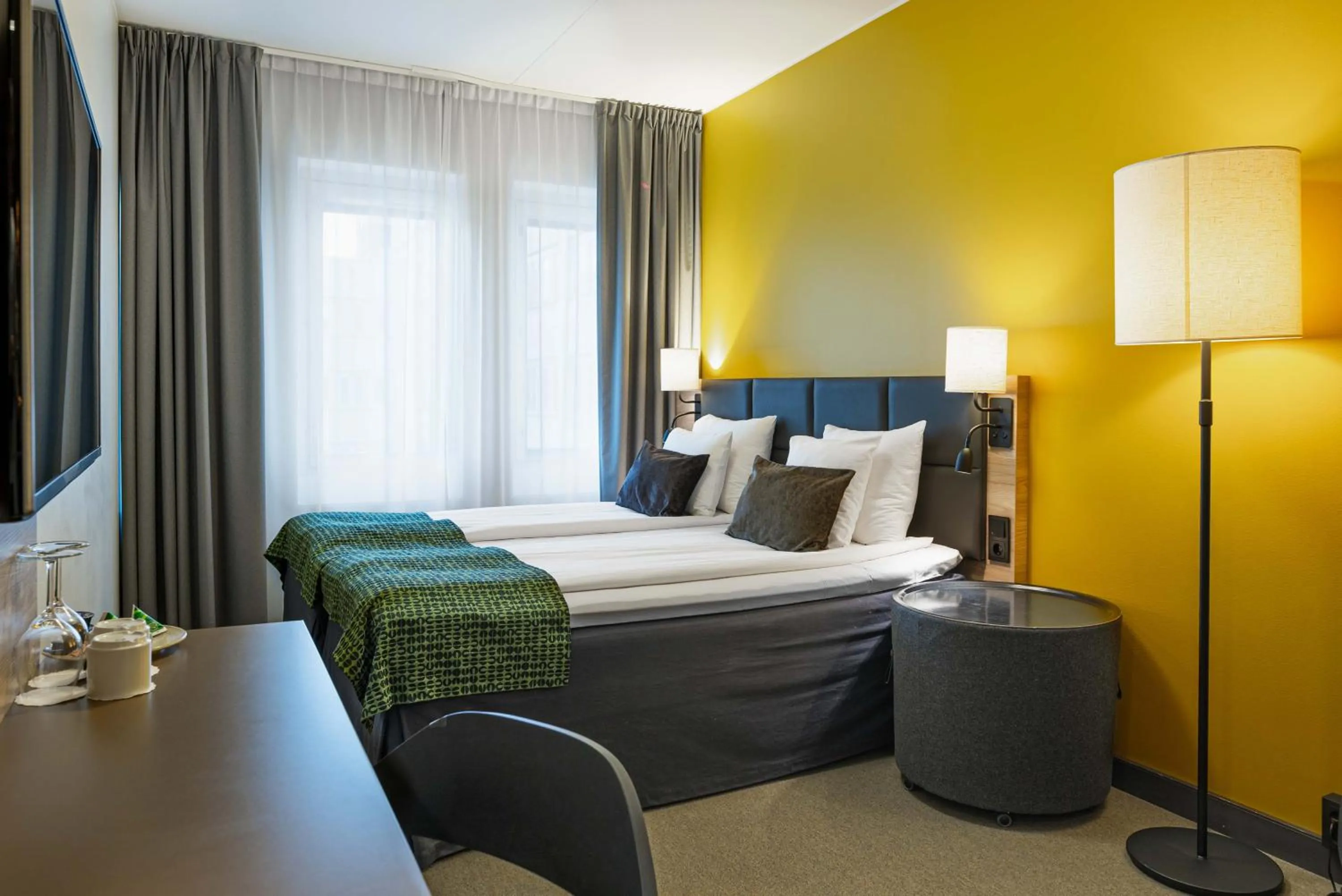 Property building, Bed in Quality Hotel Winn Haninge