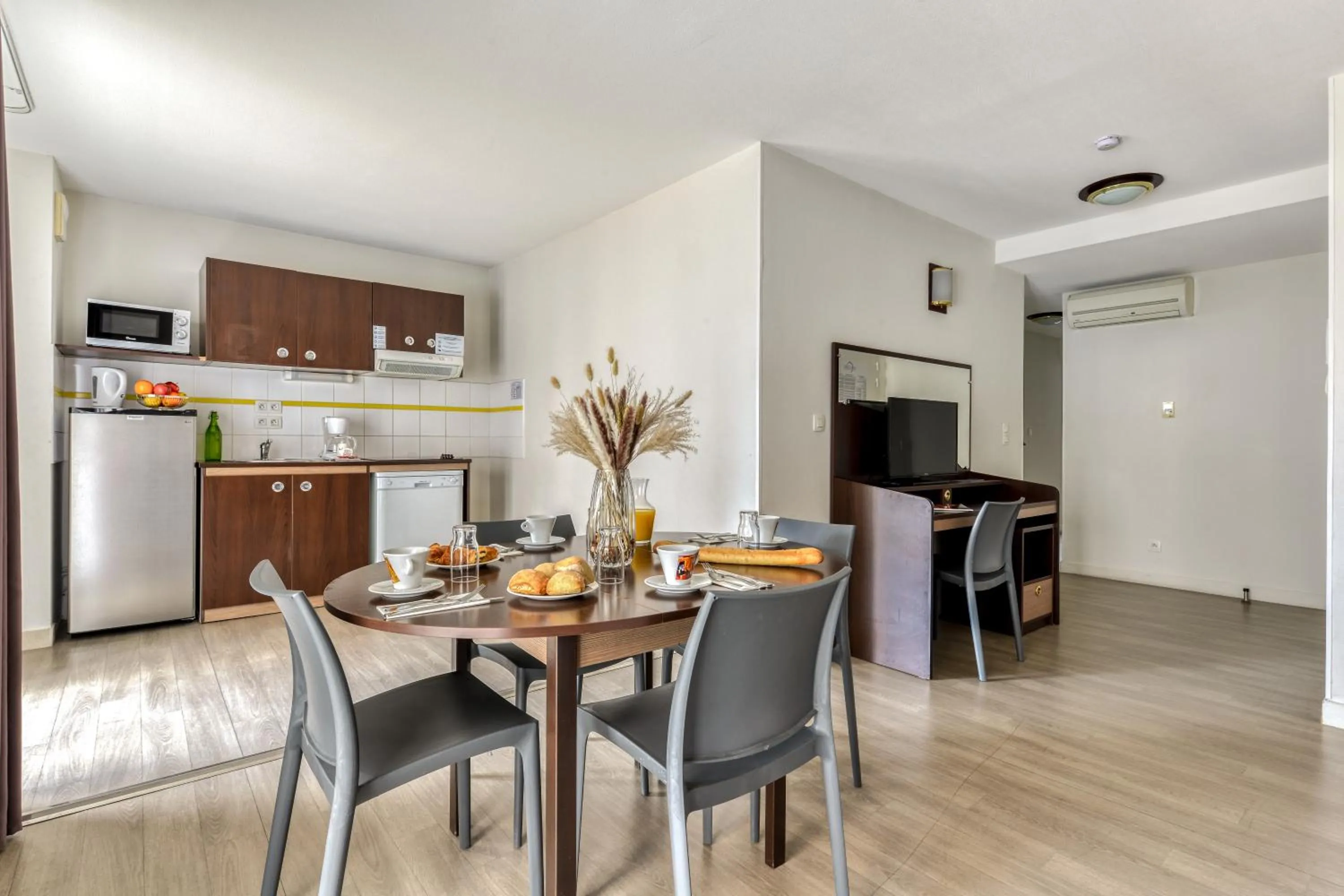 Kitchen or kitchenette in Zenitude Hôtel-Résidences Béziers Centre