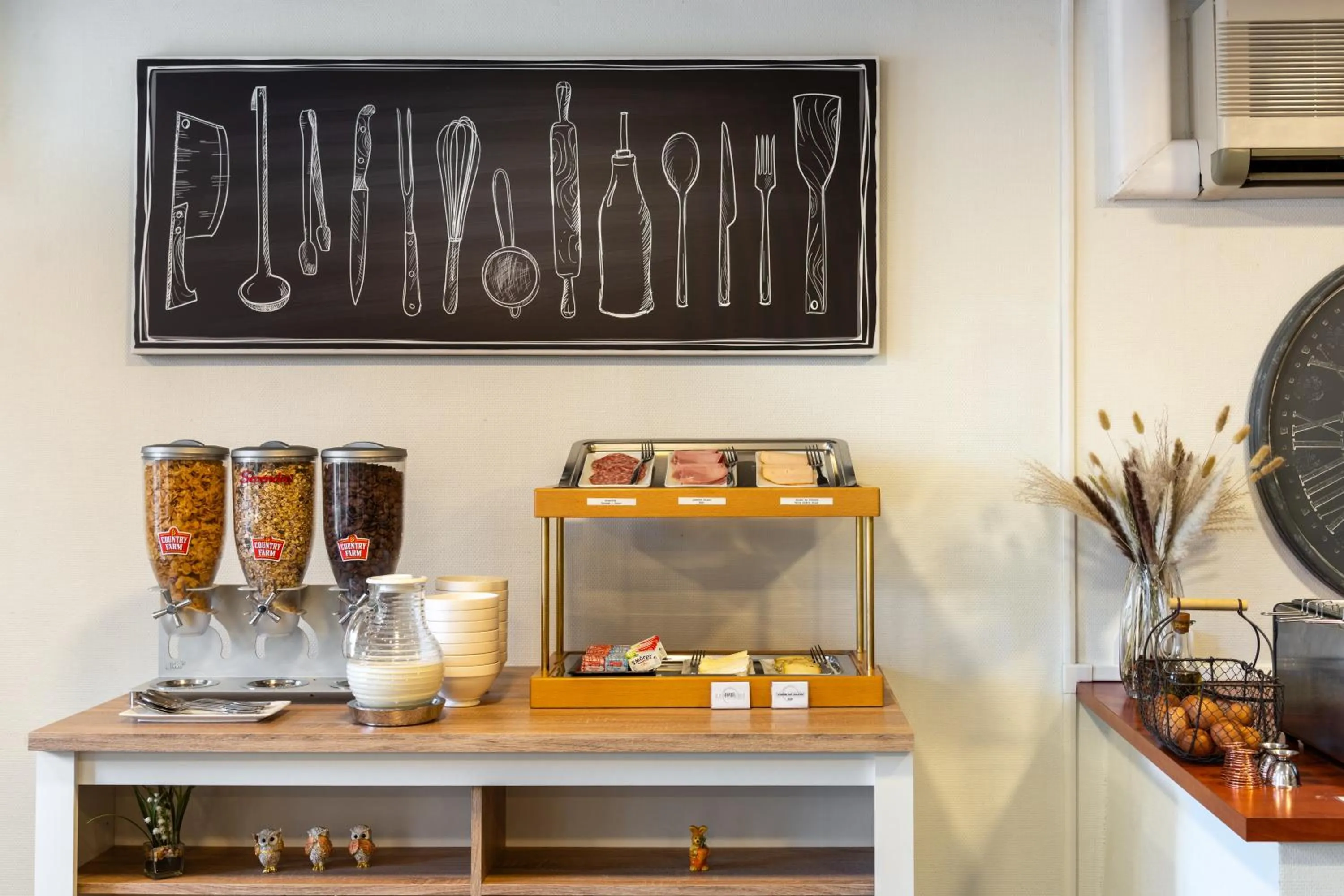 Buffet breakfast in Zenitude Hôtel-Résidences Béziers Centre