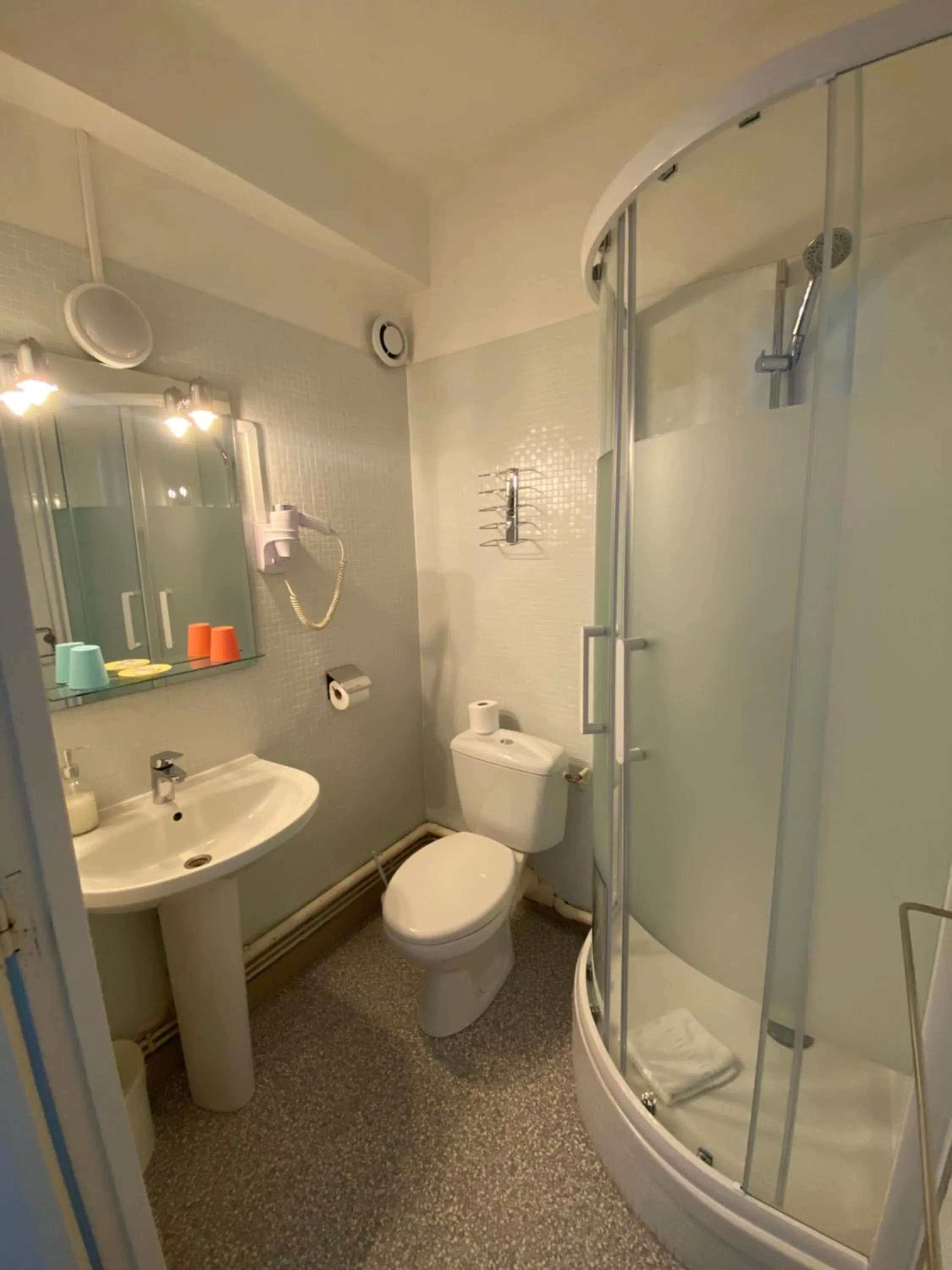 Shower in Oscar Hôtel Le Havre Centre