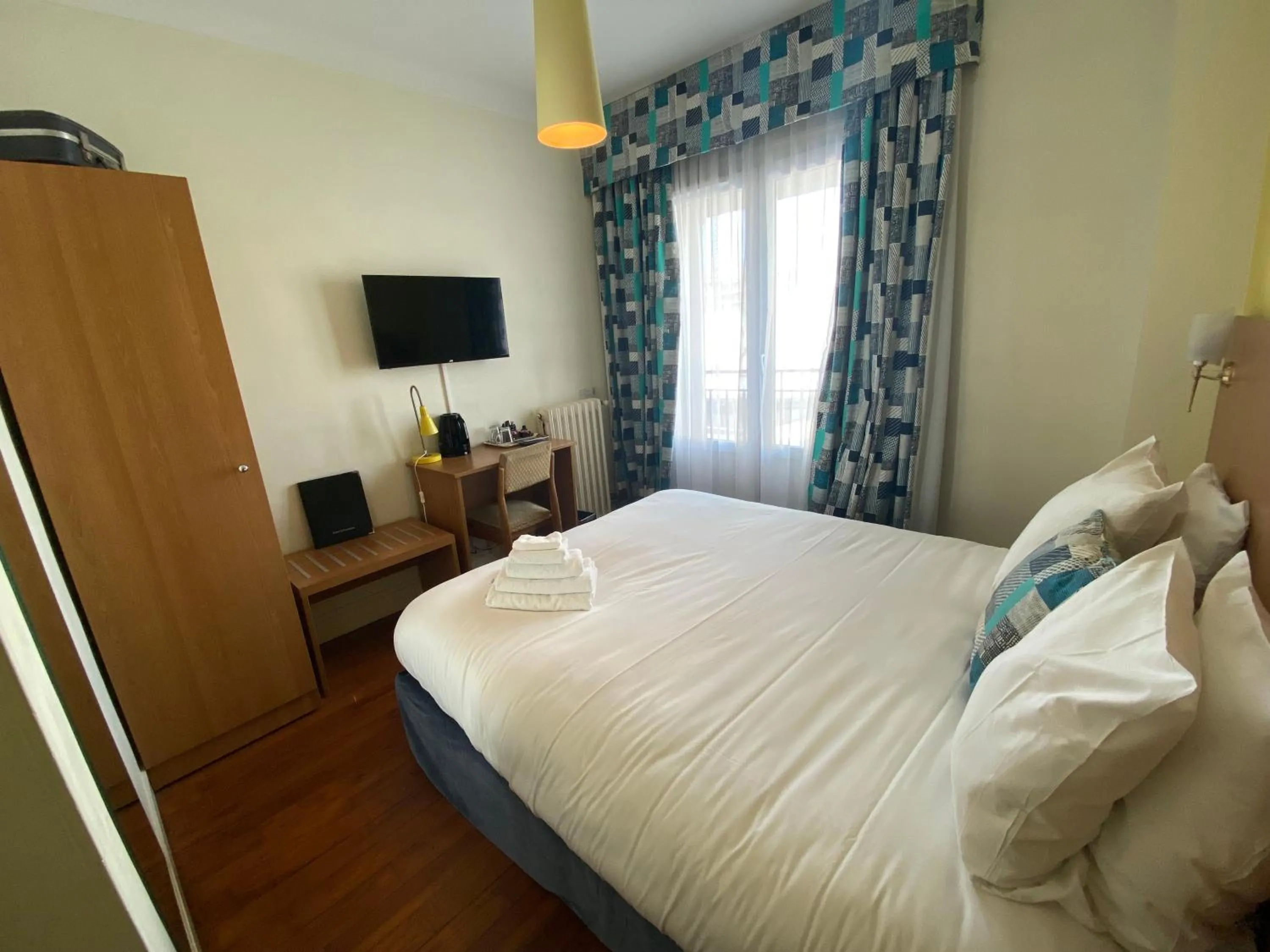 Bed in Oscar Hôtel Le Havre Centre