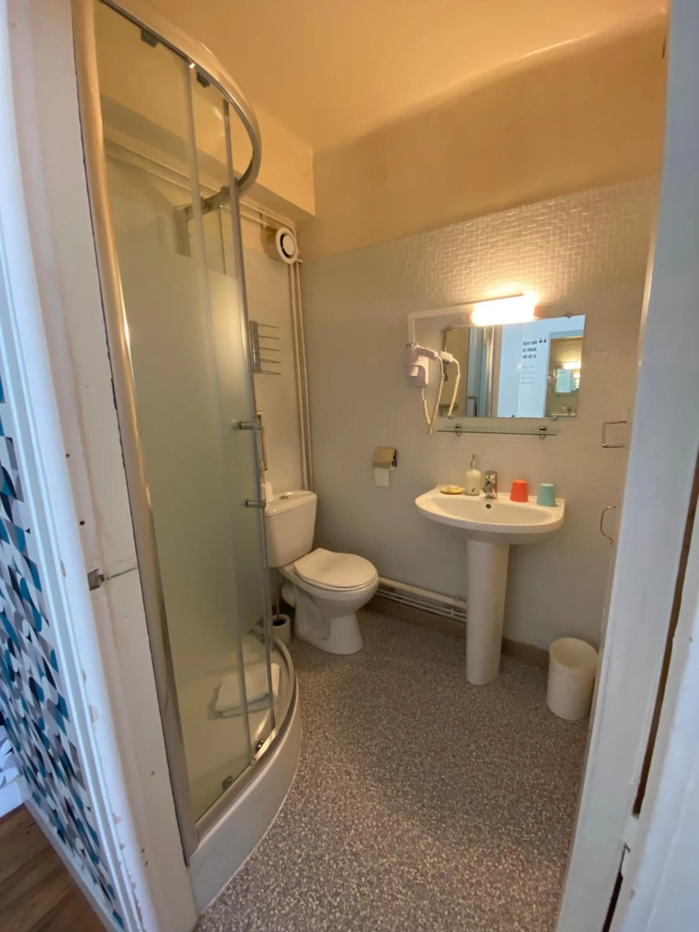 Shower in Oscar Hôtel Le Havre Centre