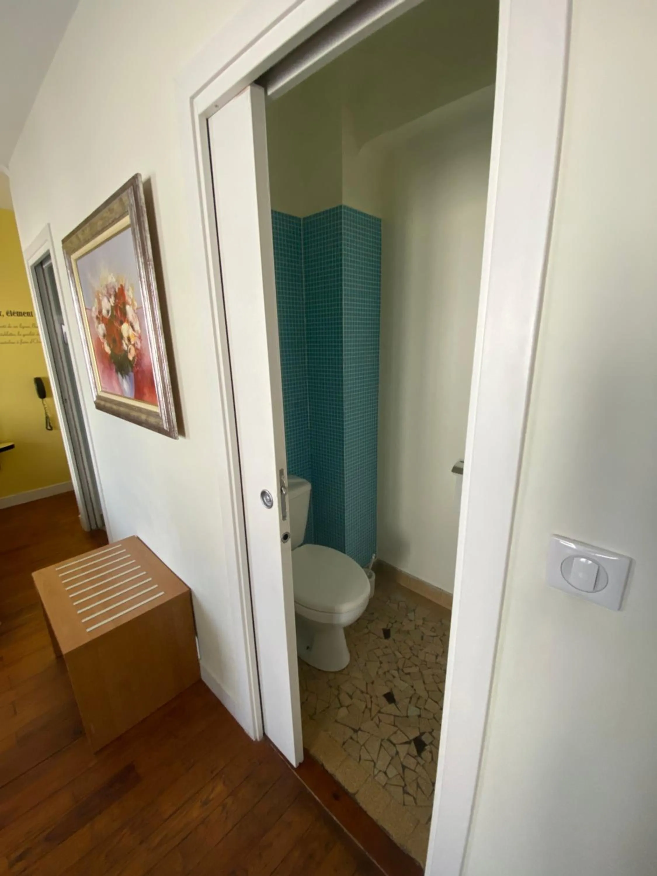 Toilet in Oscar Hôtel Le Havre Centre