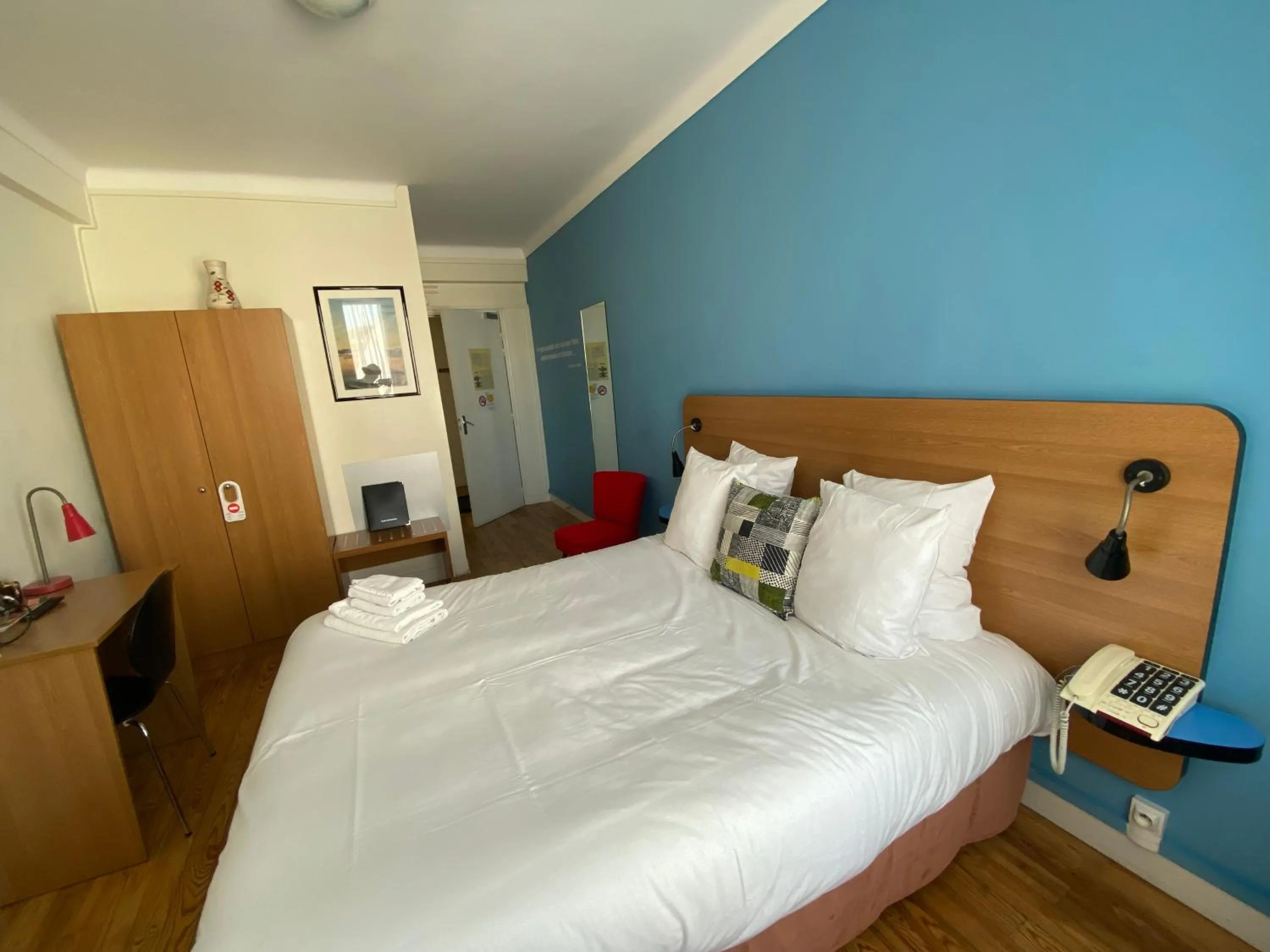 Bed in Oscar Hôtel Le Havre Centre