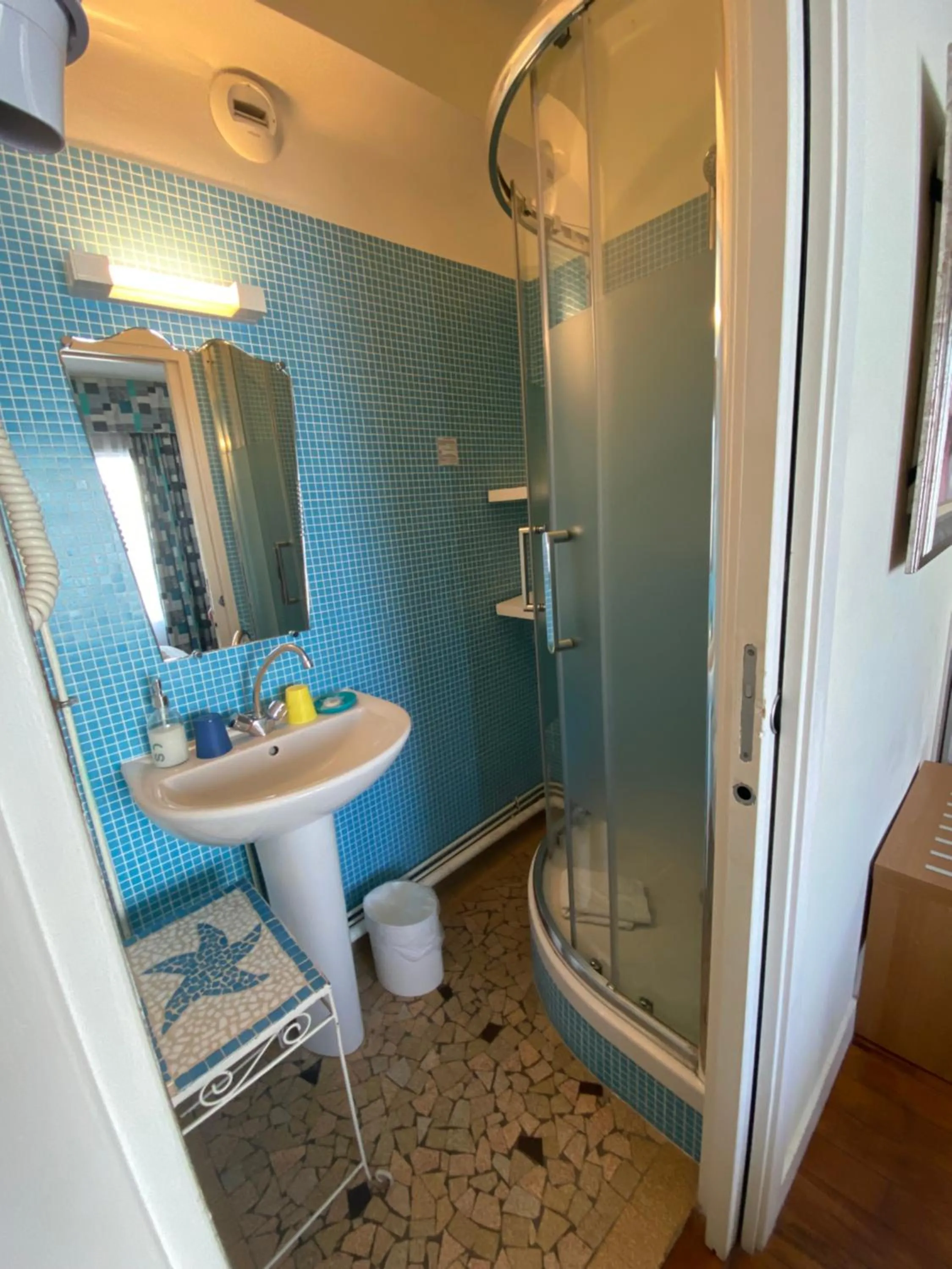 Shower in Oscar Hôtel Le Havre Centre