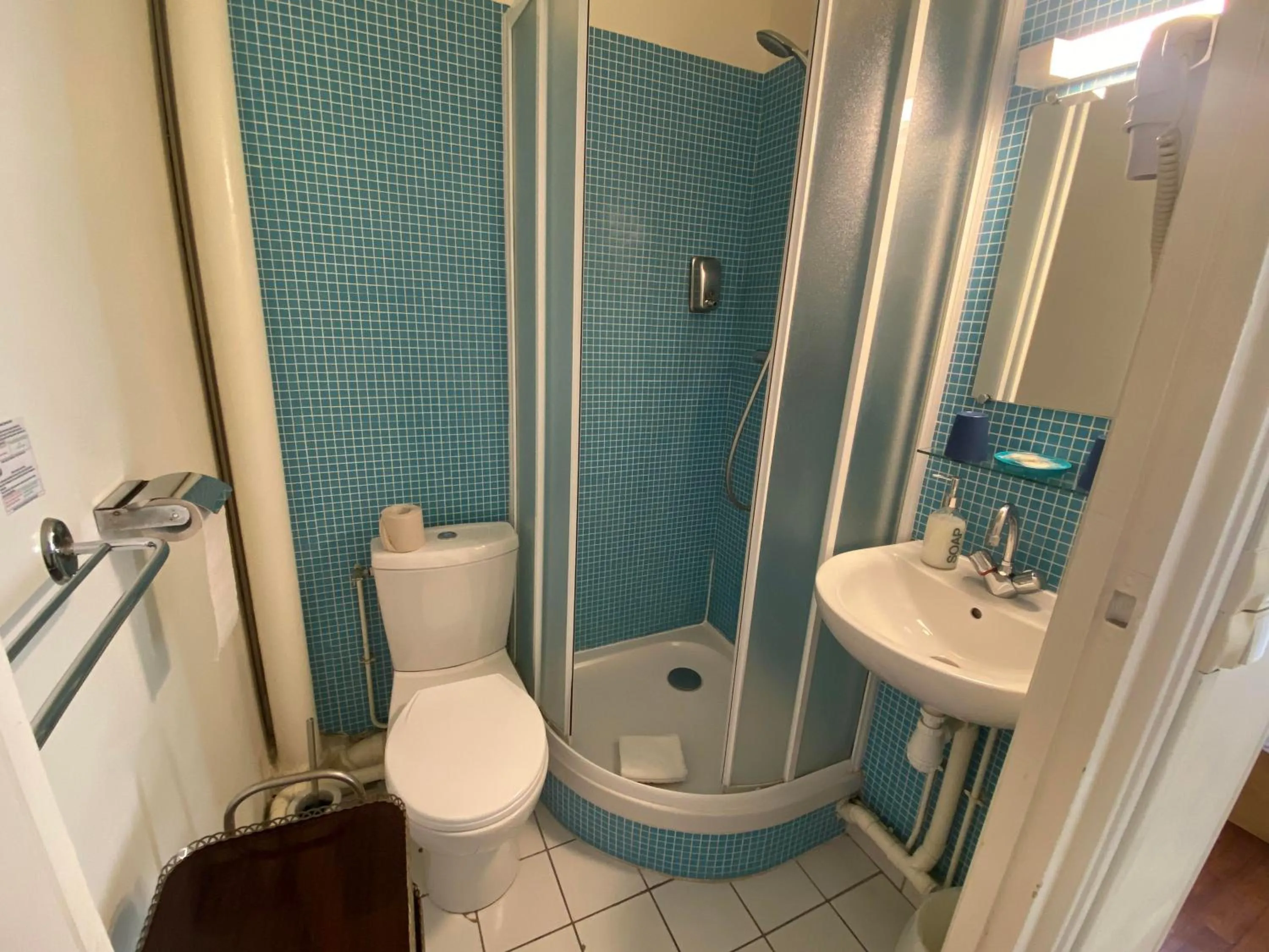 Shower in Oscar Hôtel Le Havre Centre