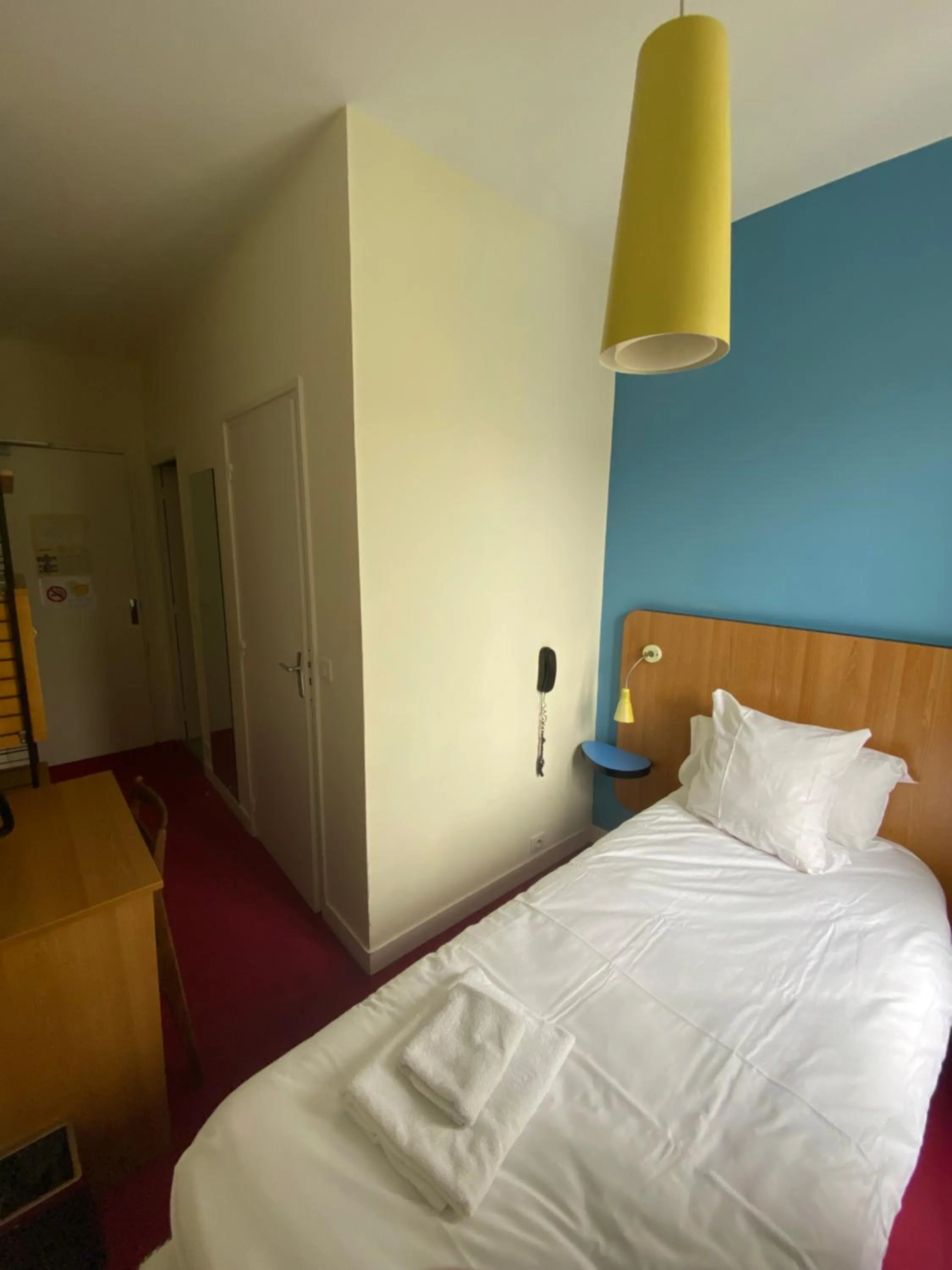 Bed in Oscar Hôtel Le Havre Centre