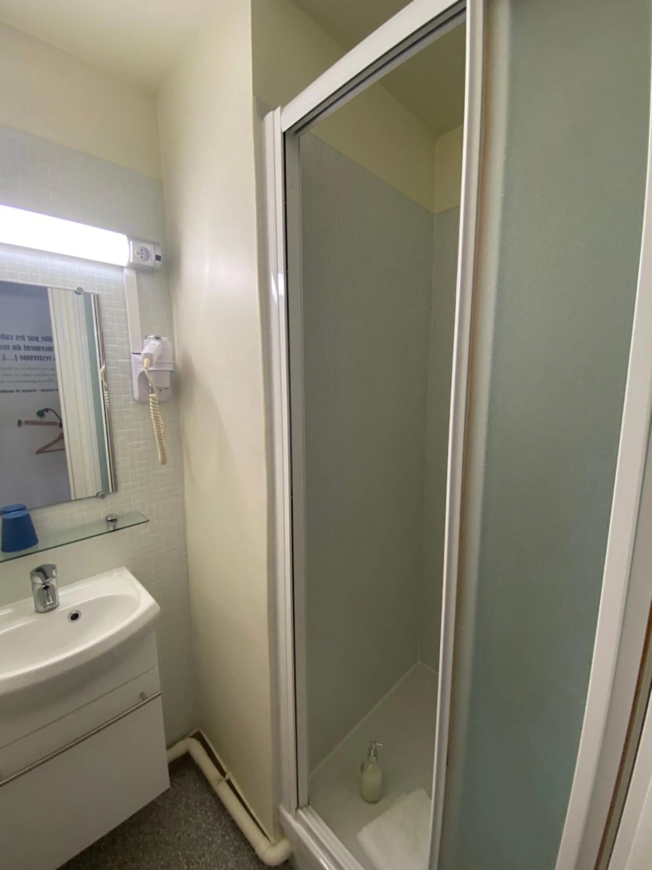 Shower in Oscar Hôtel Le Havre Centre