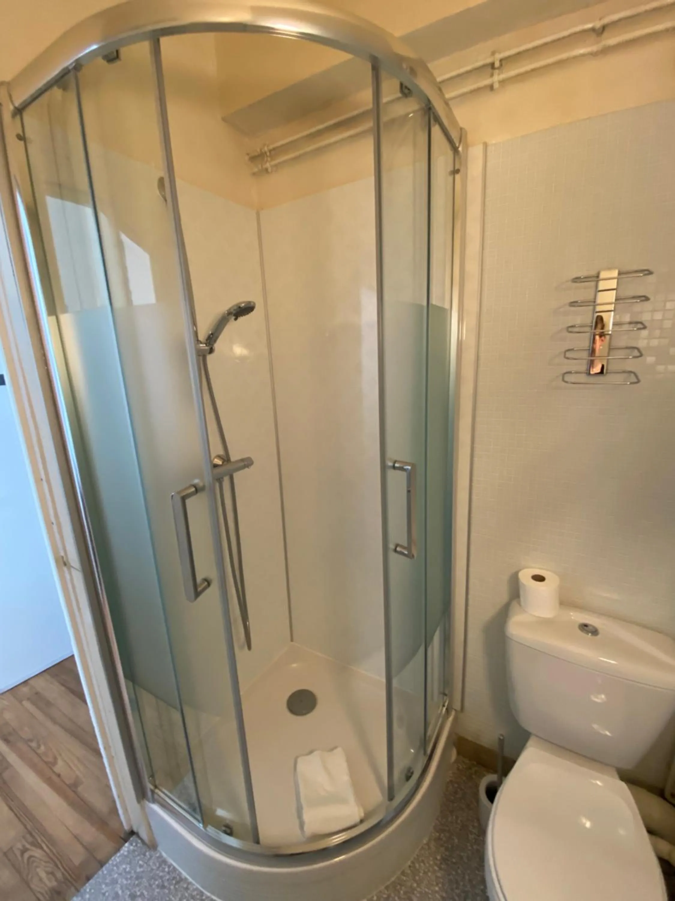 Shower in Oscar Hôtel Le Havre Centre
