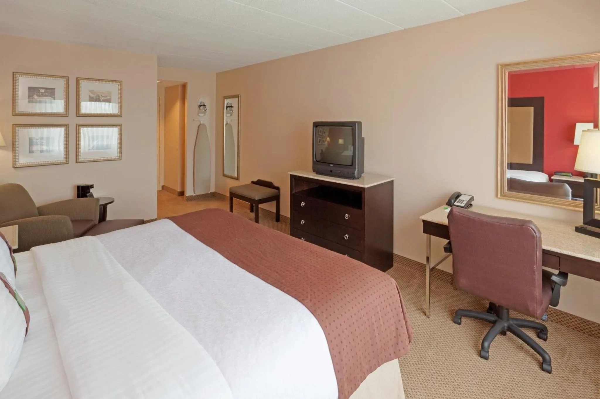 Photo of the whole room, Bed in Holiday Inn Portsmouth by IHG