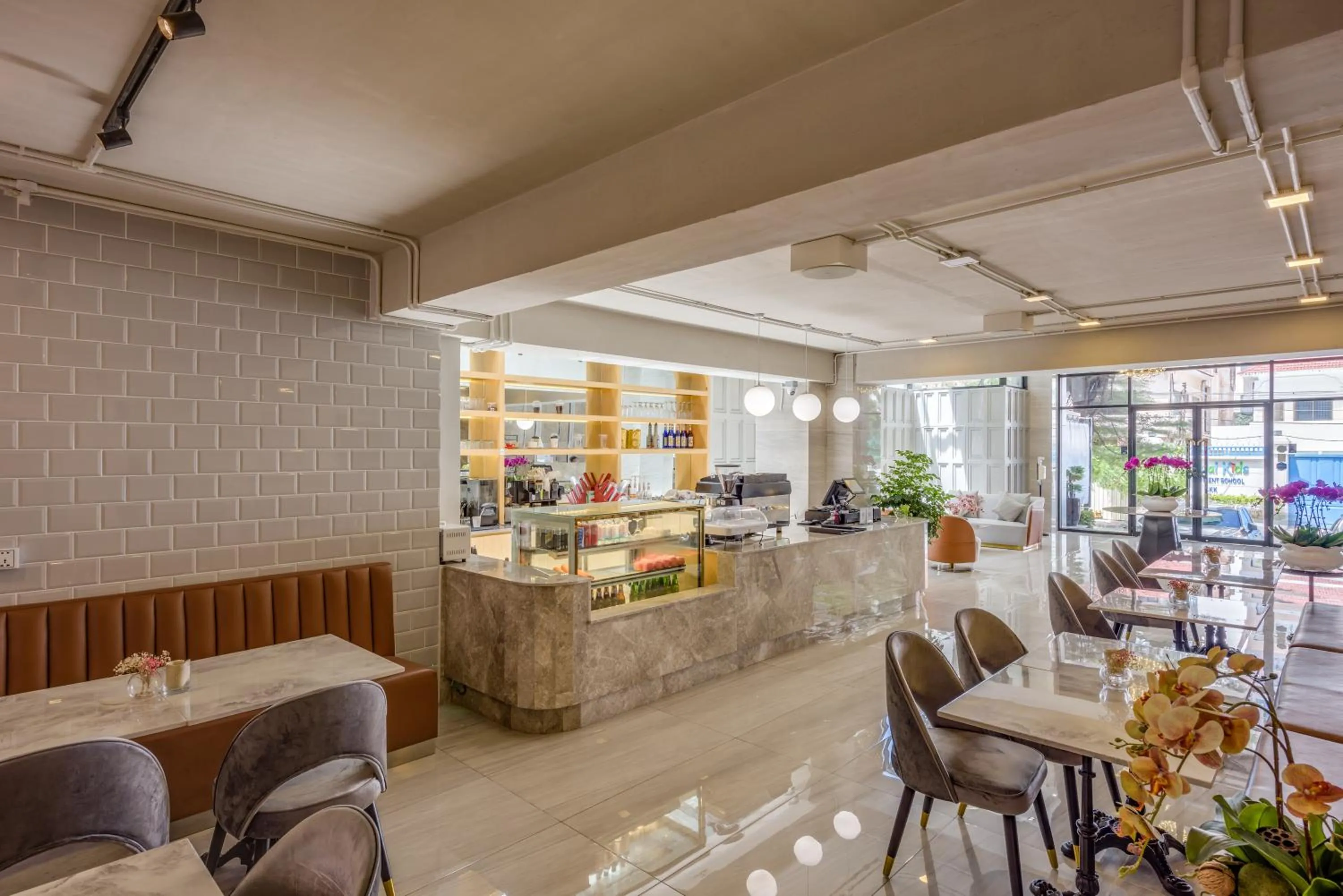 Restaurant/places to eat in Mansion 51 Hotel & Apartment