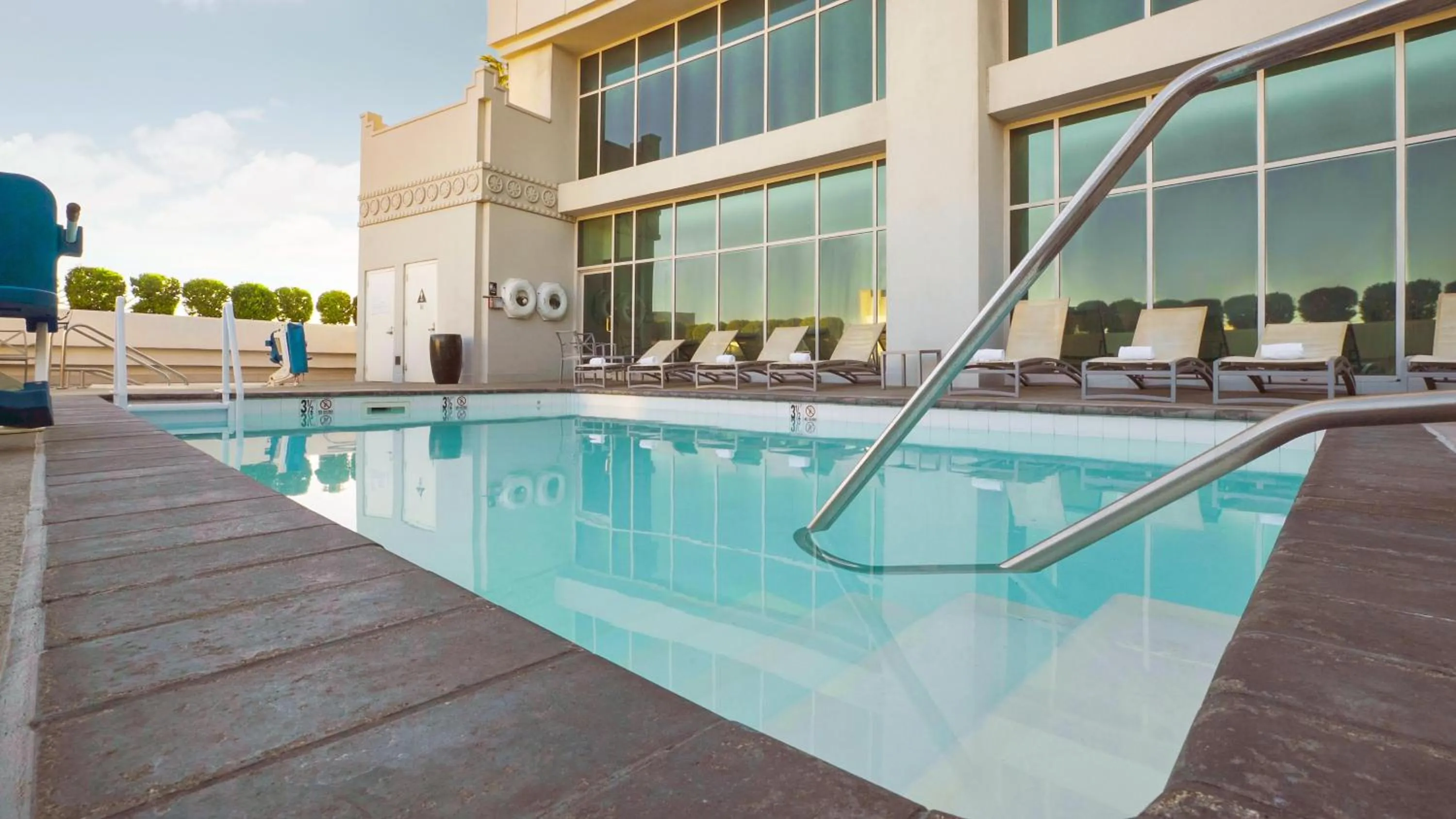 Swimming pool in The Commerce Casino & Hotel