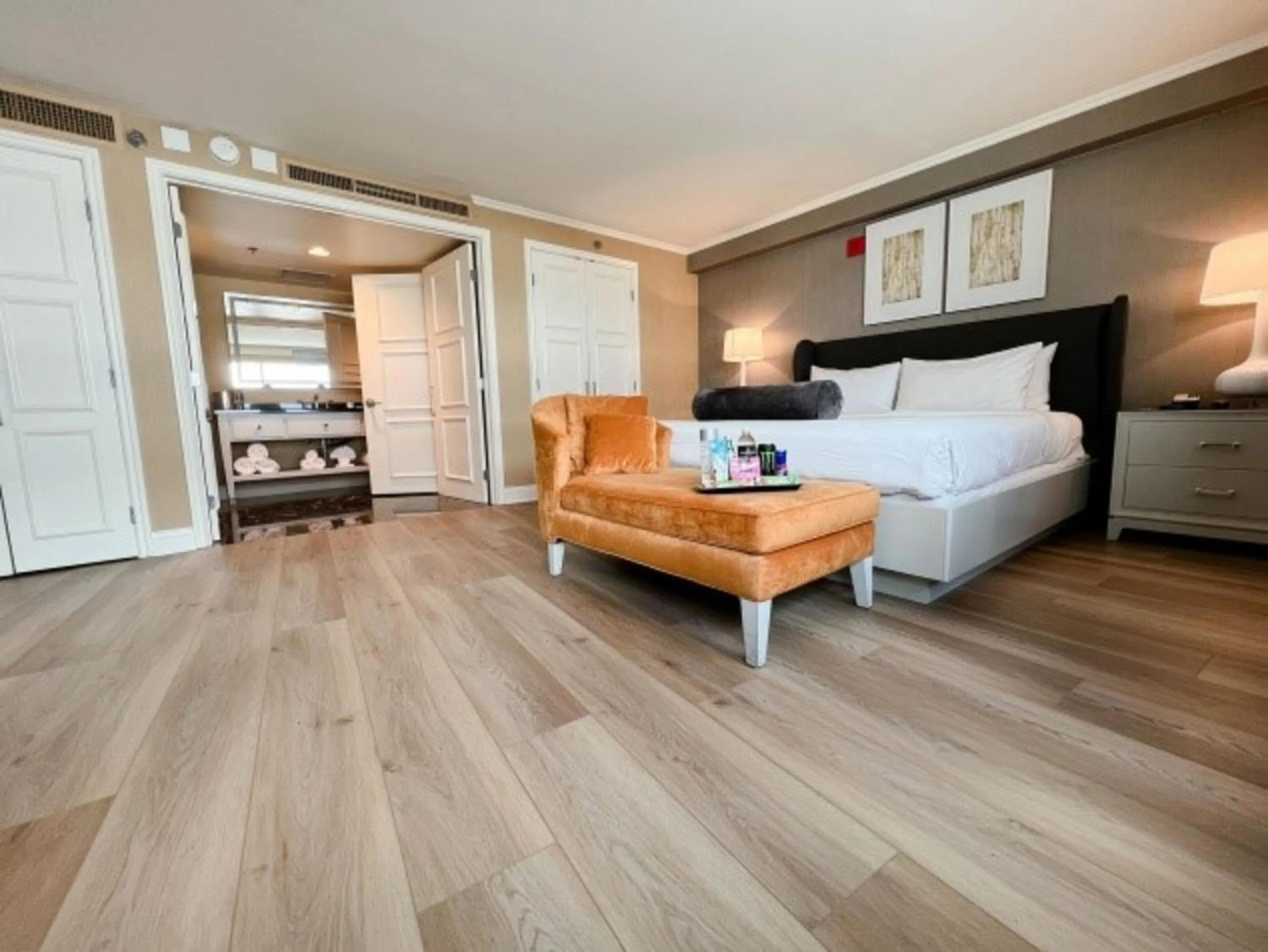 Bedroom, Bed in The Commerce Casino & Hotel