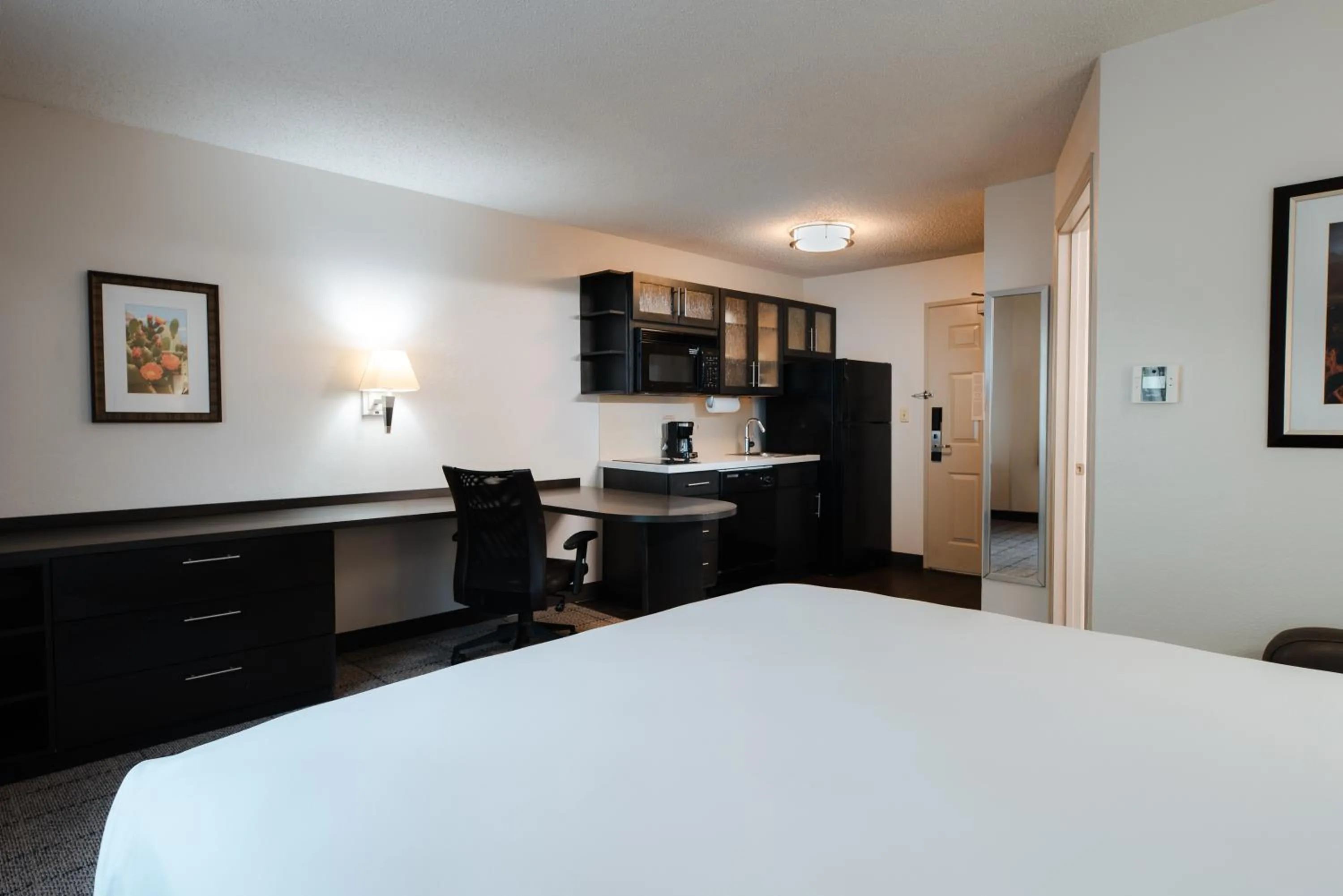Kitchen or kitchenette, Bed in Sonesta Simply Suites Dallas Richardson