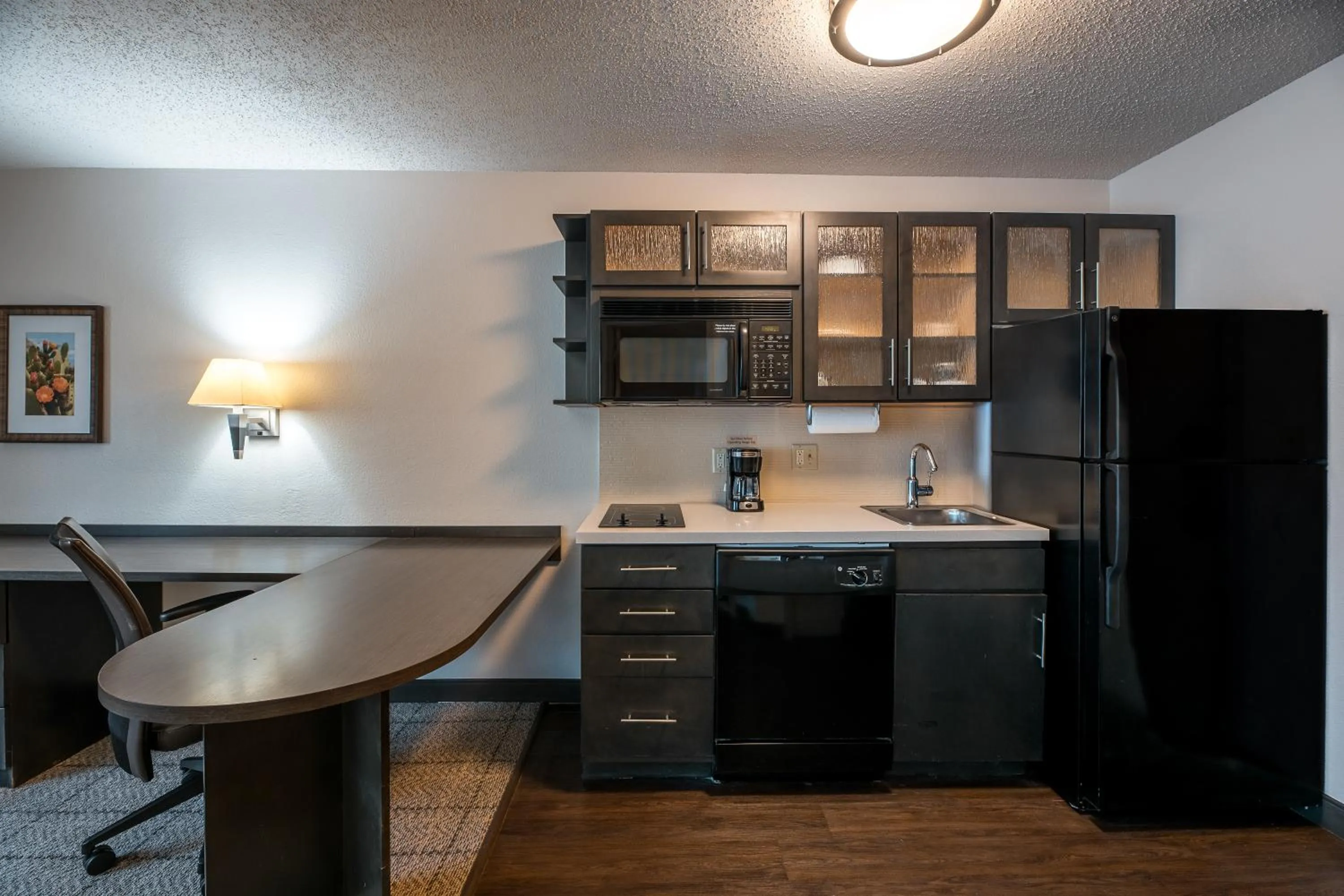 Kitchen or kitchenette in Sonesta Simply Suites Dallas Richardson