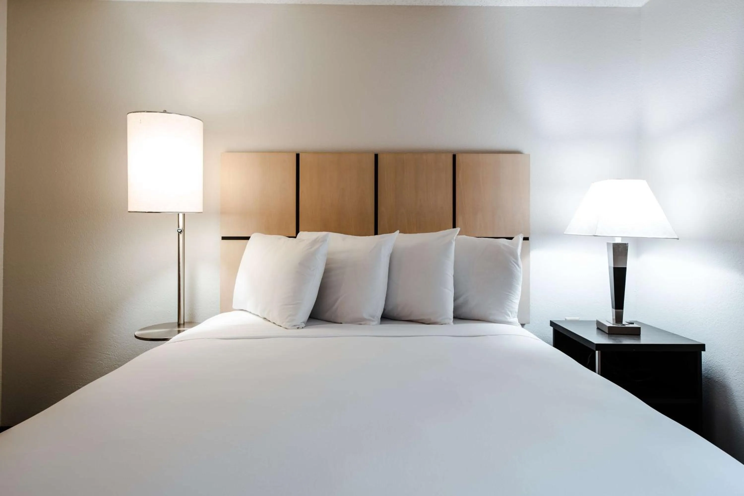 Photo of the whole room, Bed in Sonesta Simply Suites Dallas Richardson