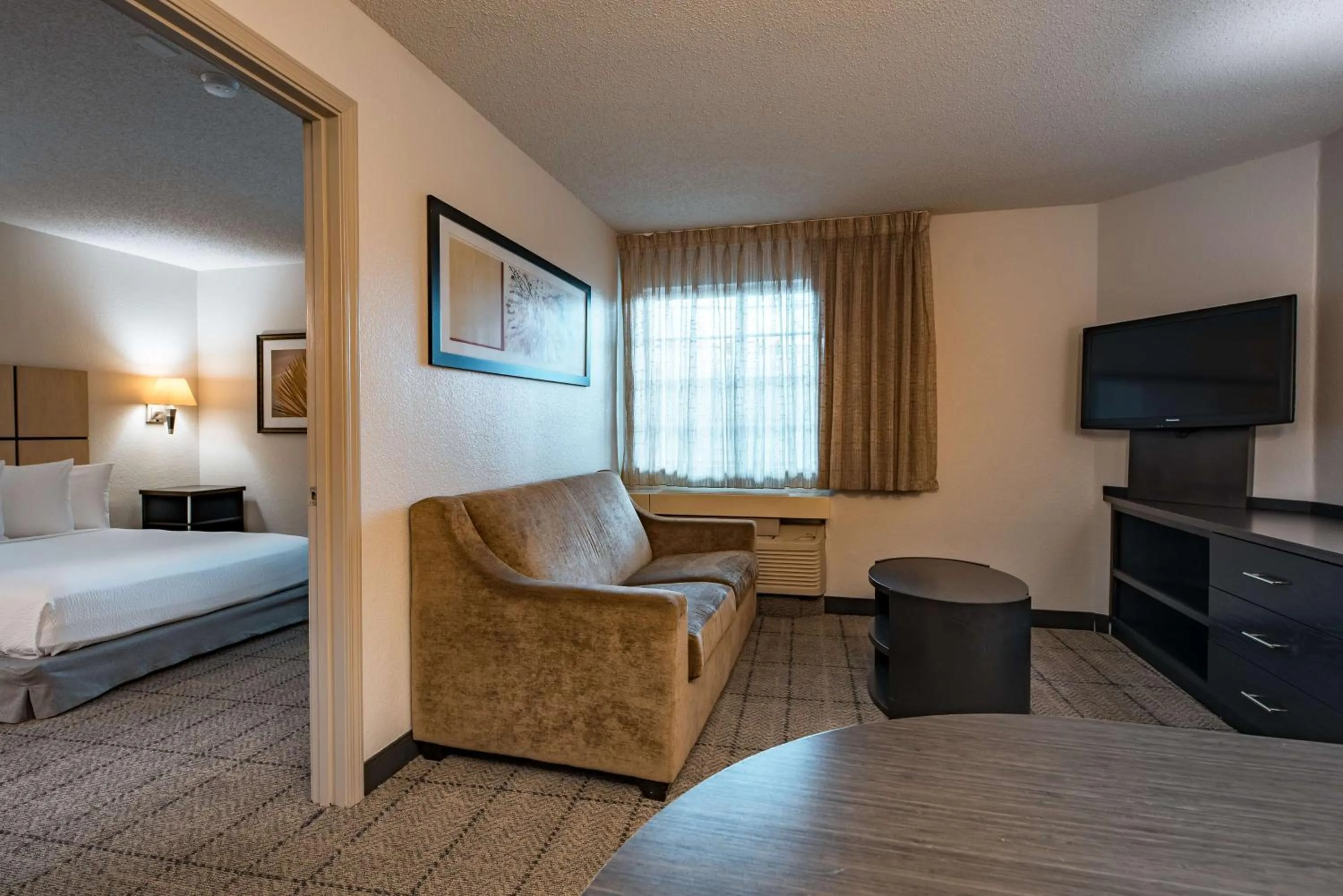 Photo of the whole room, Bed in Sonesta Simply Suites Dallas Richardson