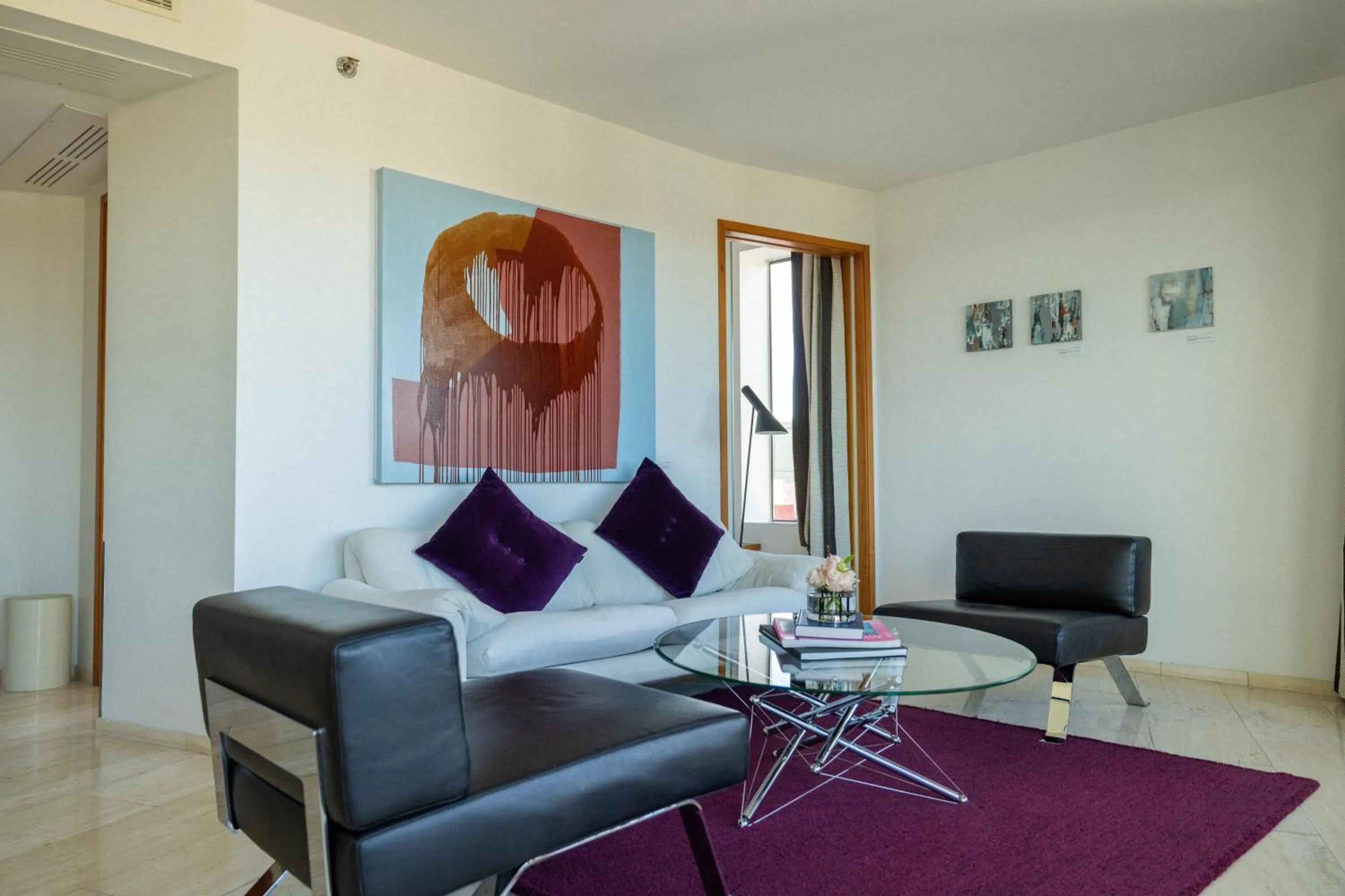 Living room in Avalon Hotel