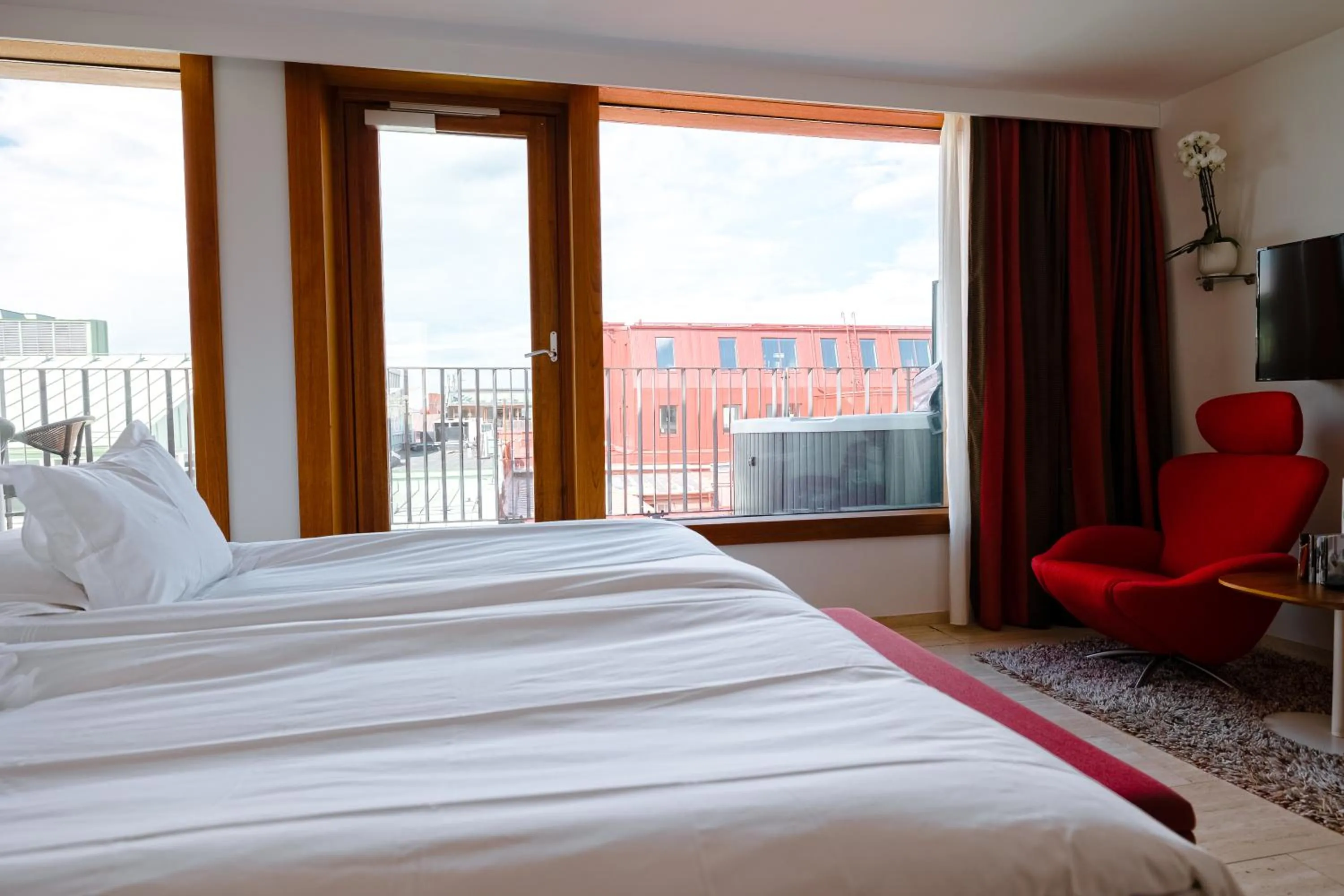 Bedroom, Bed in Avalon Hotel