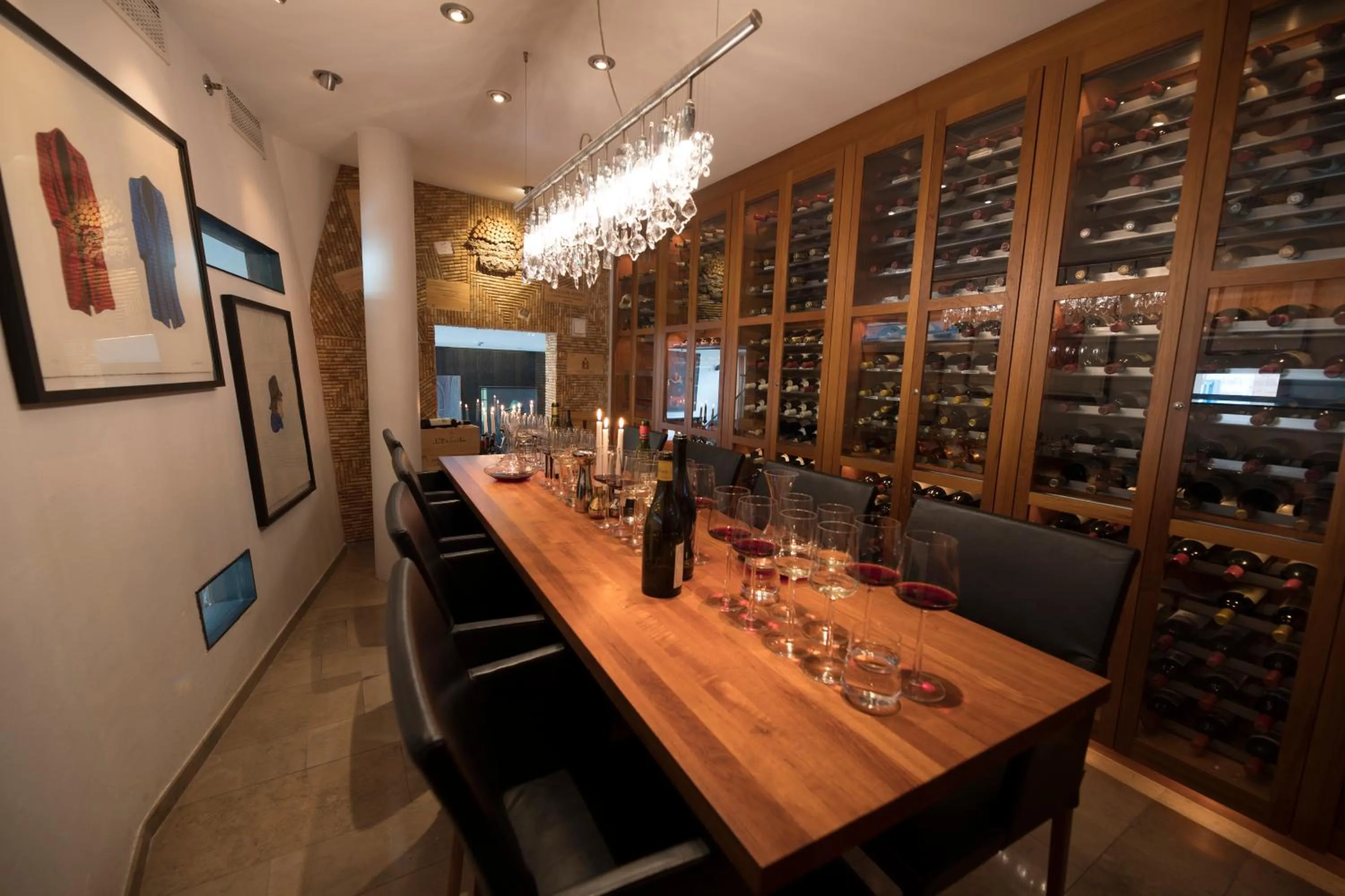 Restaurant/places to eat in Avalon Hotel