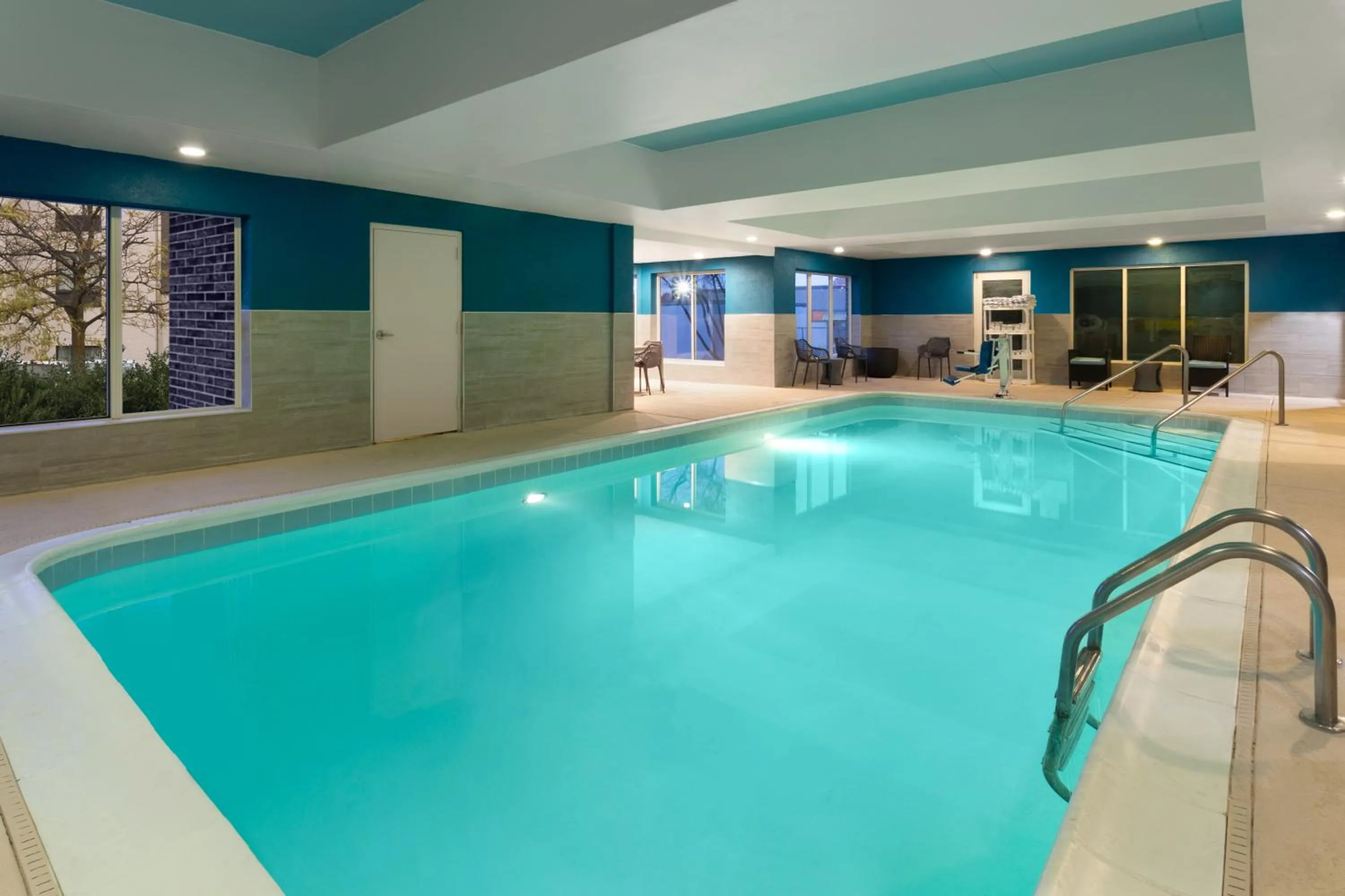 Swimming pool in Hampton Inn & Suites Scottsburg
