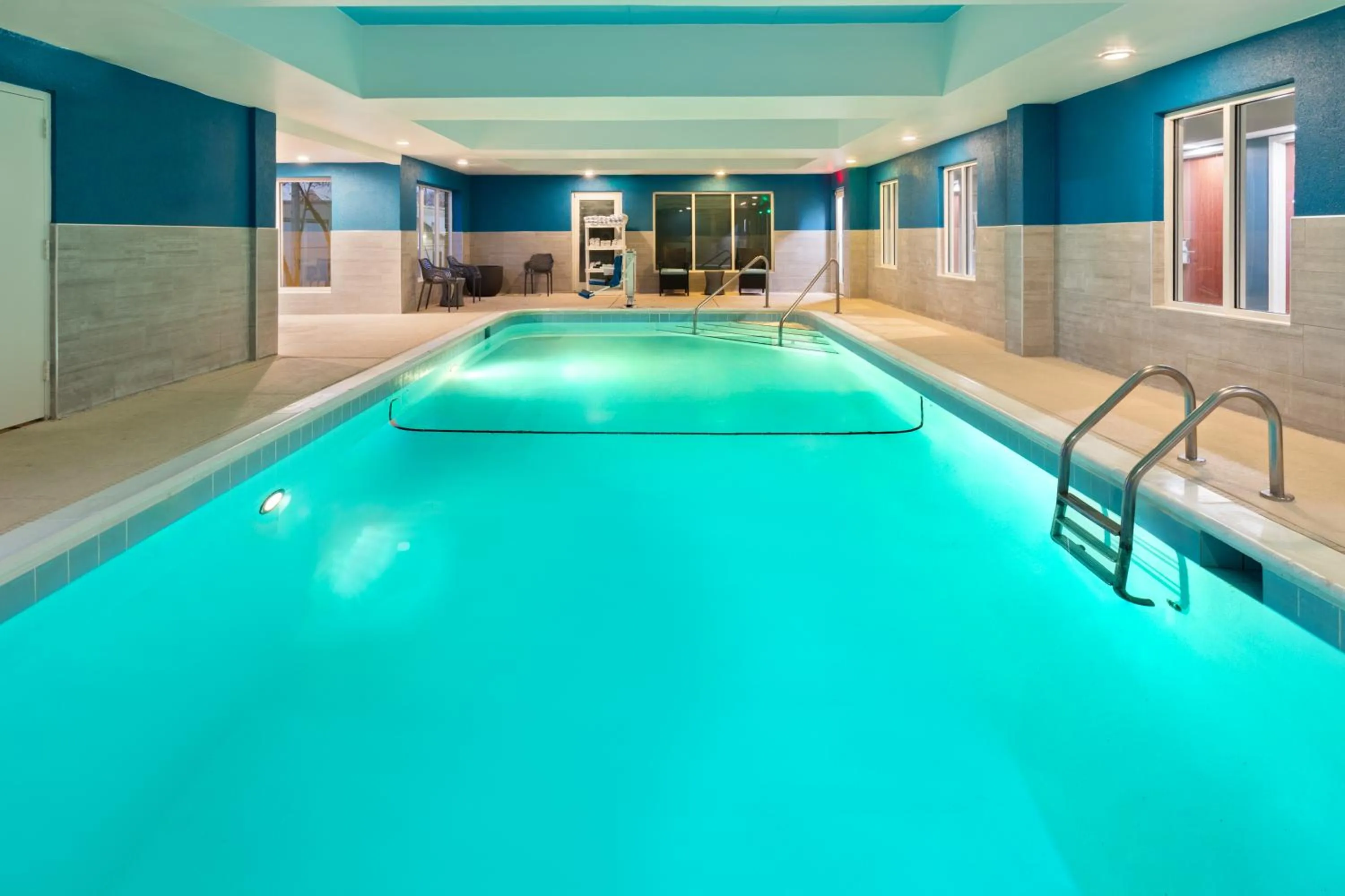 Swimming pool in Hampton Inn & Suites Scottsburg