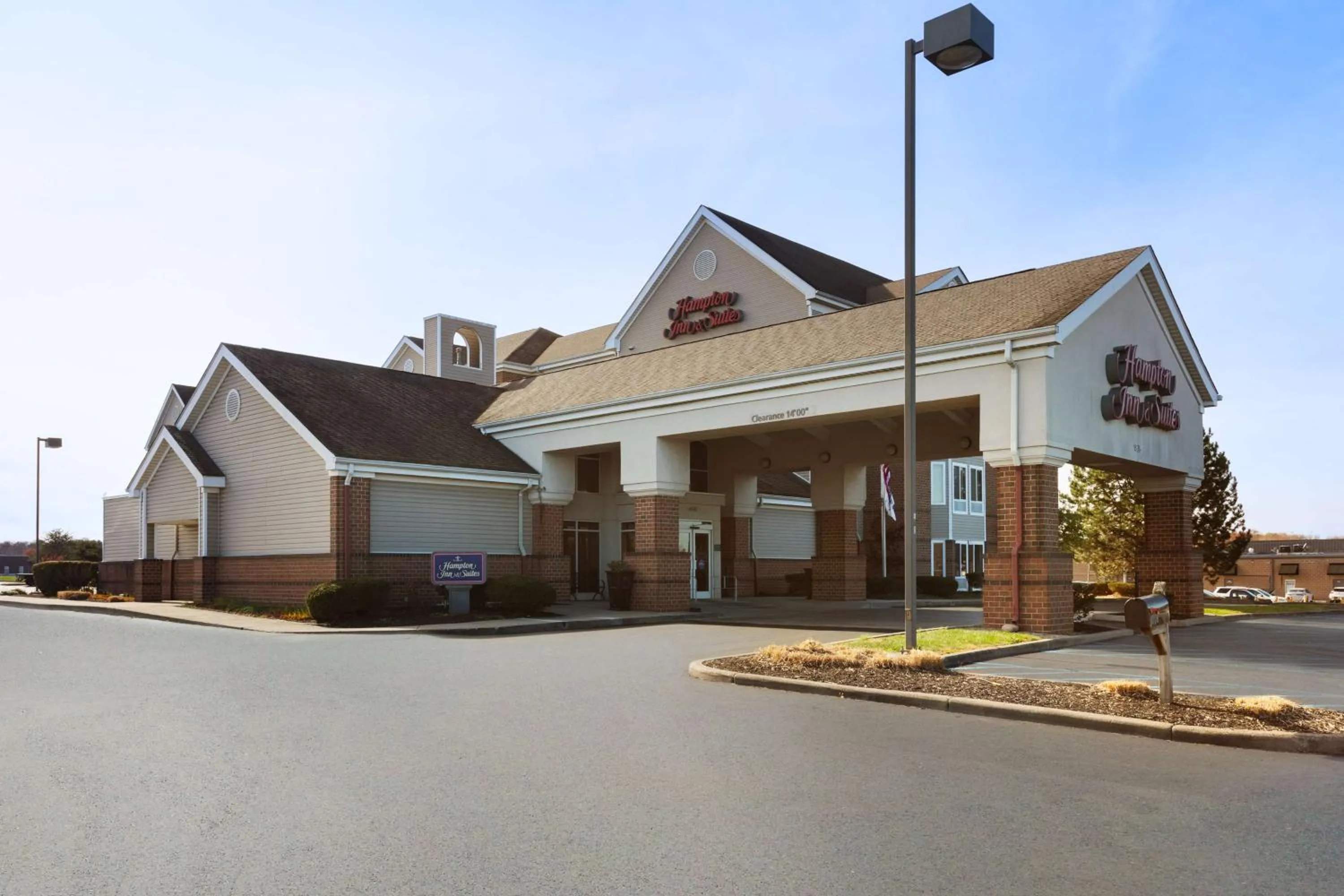 Property building in Hampton Inn & Suites Scottsburg