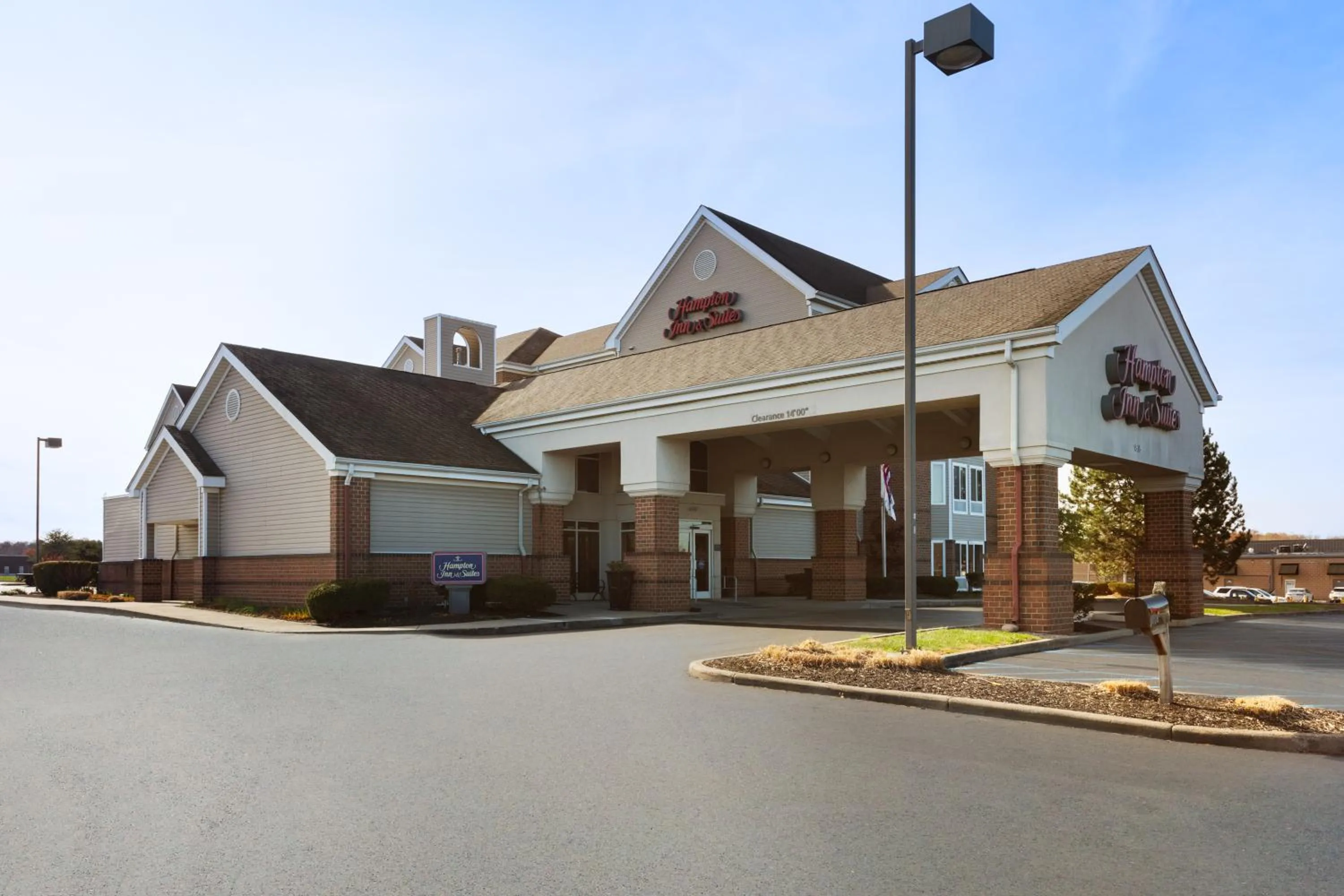 Property building in Hampton Inn & Suites Scottsburg