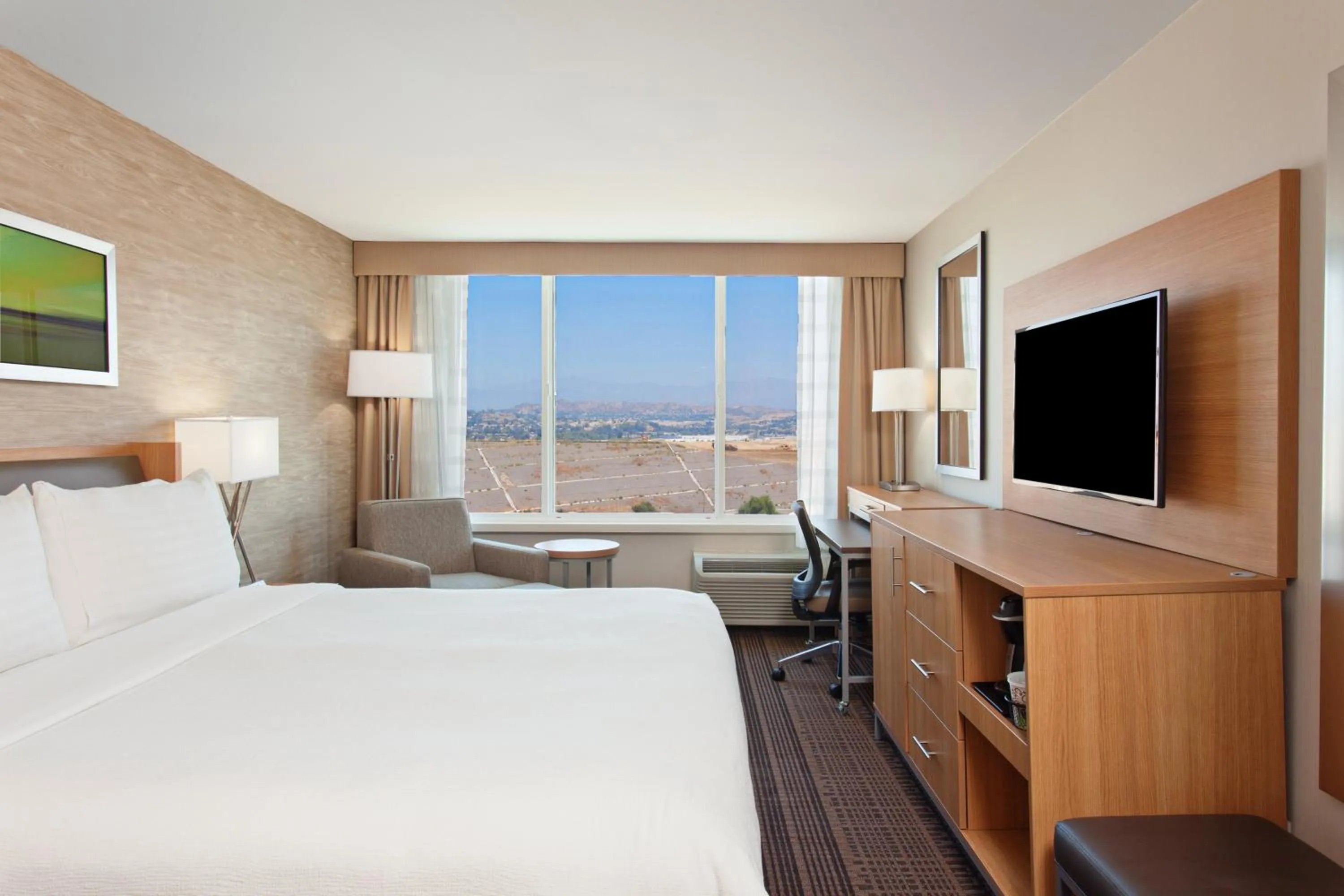 Photo of the whole room, Bed in Holiday Inn Diamond Bar - Pomona by IHG