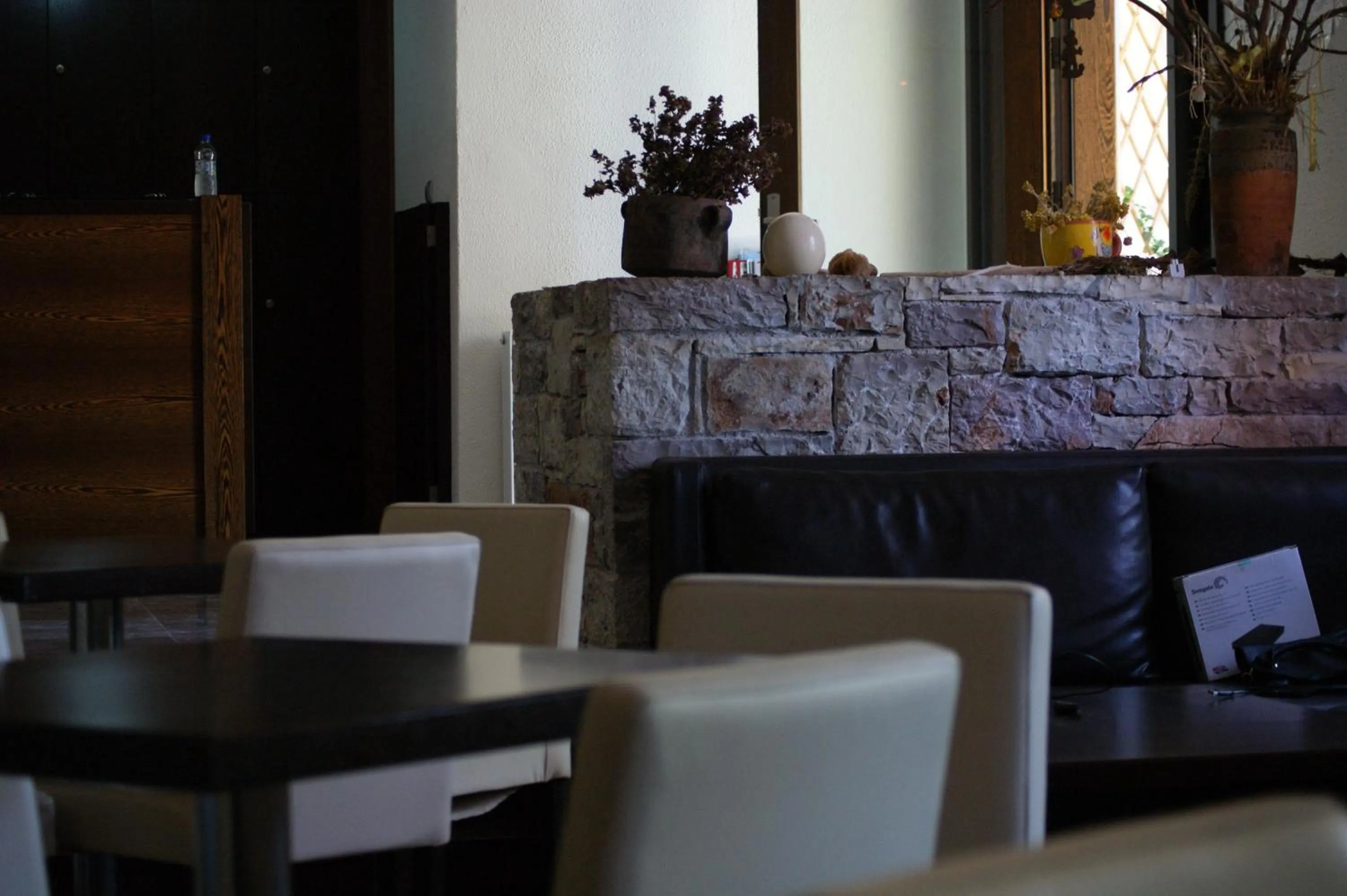 Communal lounge/ TV room in Aposperides Hotel