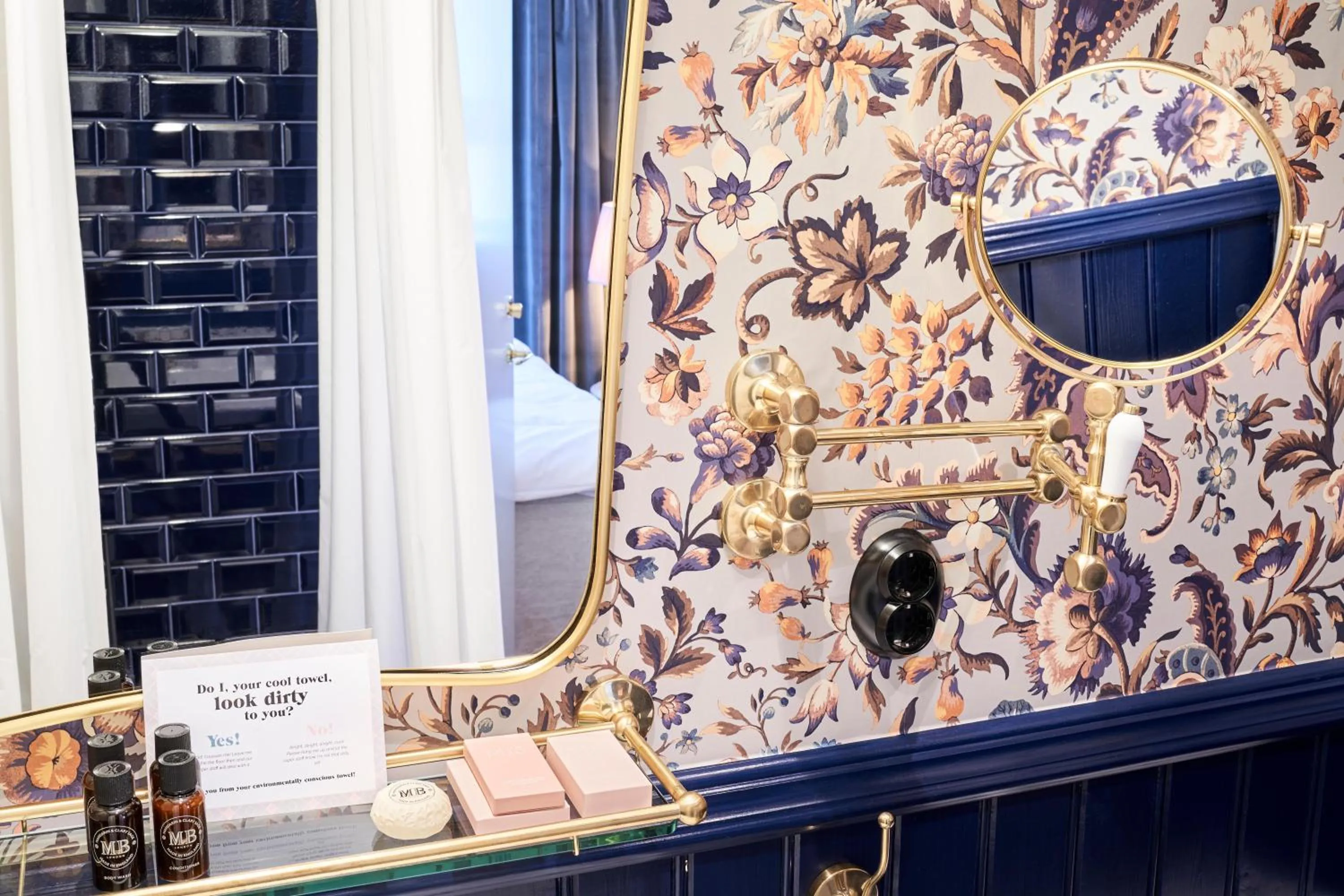 Photo of the whole room in MJ's