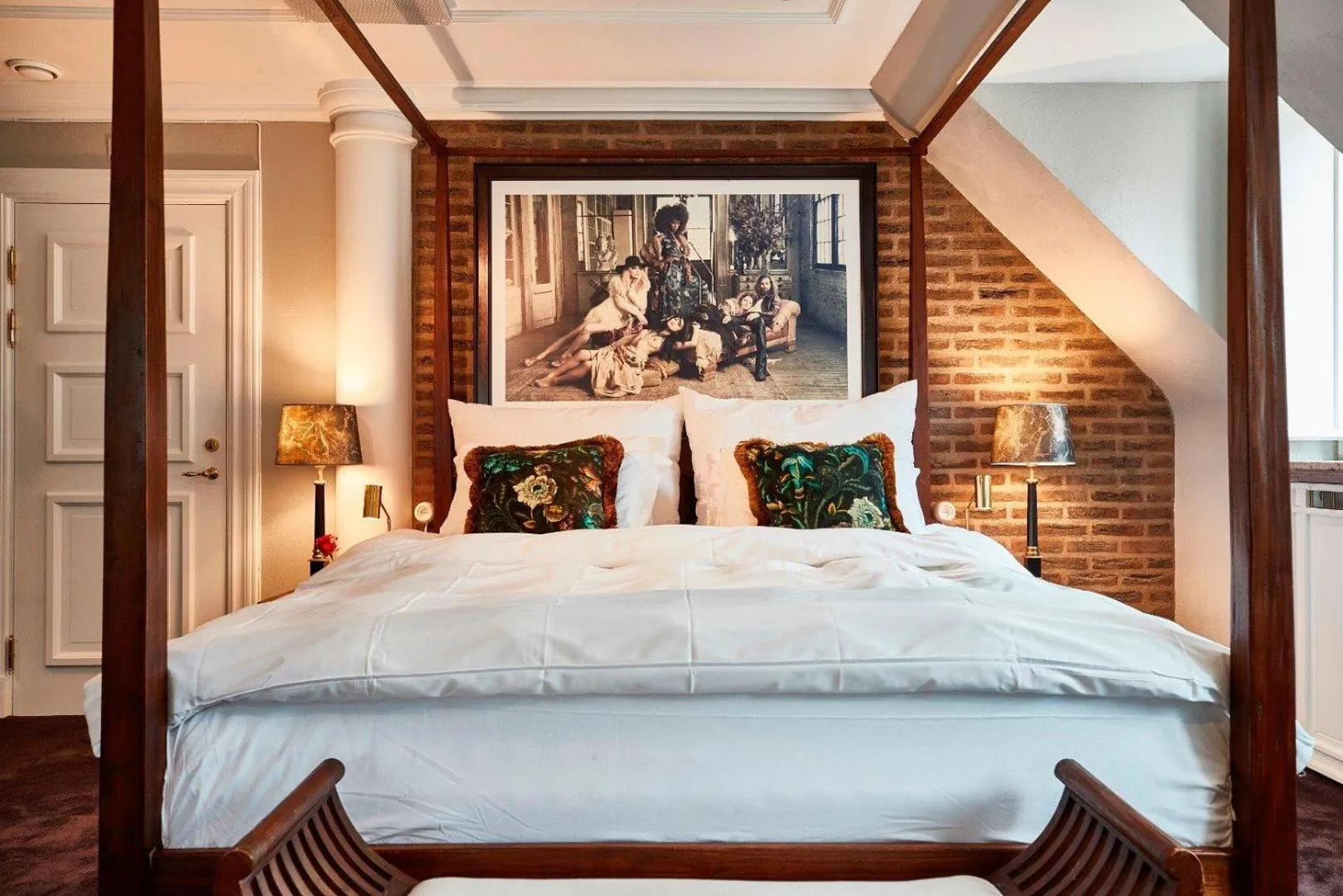 Photo of the whole room, Bed in MJ's