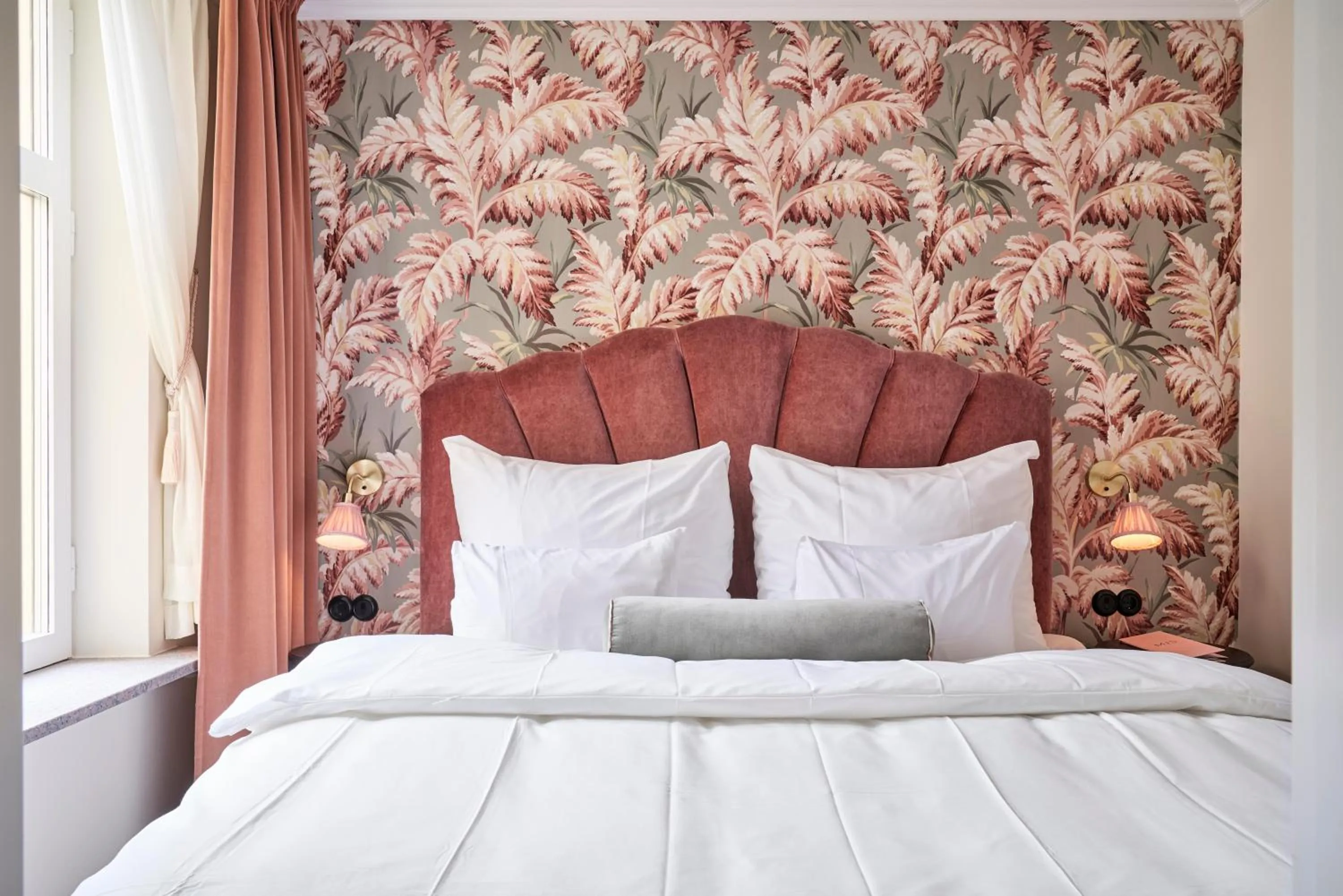 Photo of the whole room, Bed in MJ's