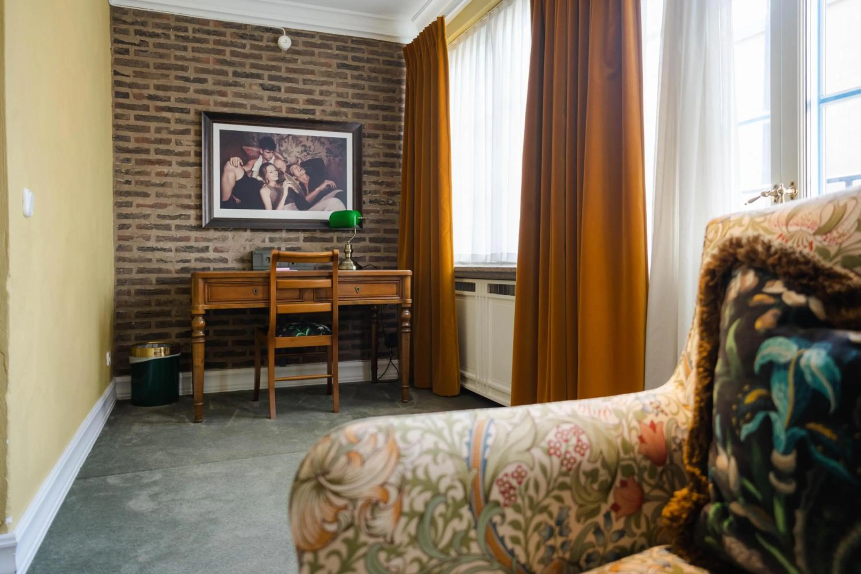 Photo of the whole room in MJ's