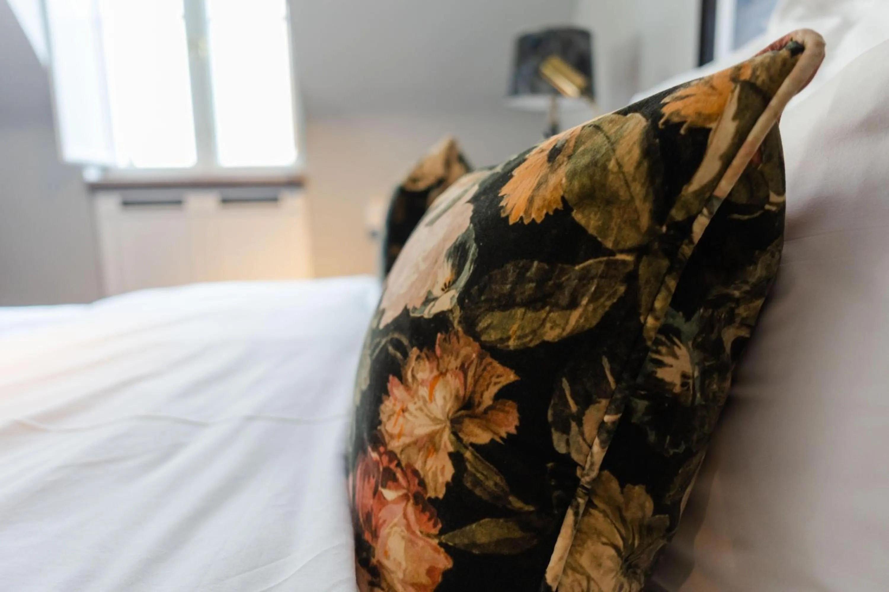 Photo of the whole room, Bed in MJ's