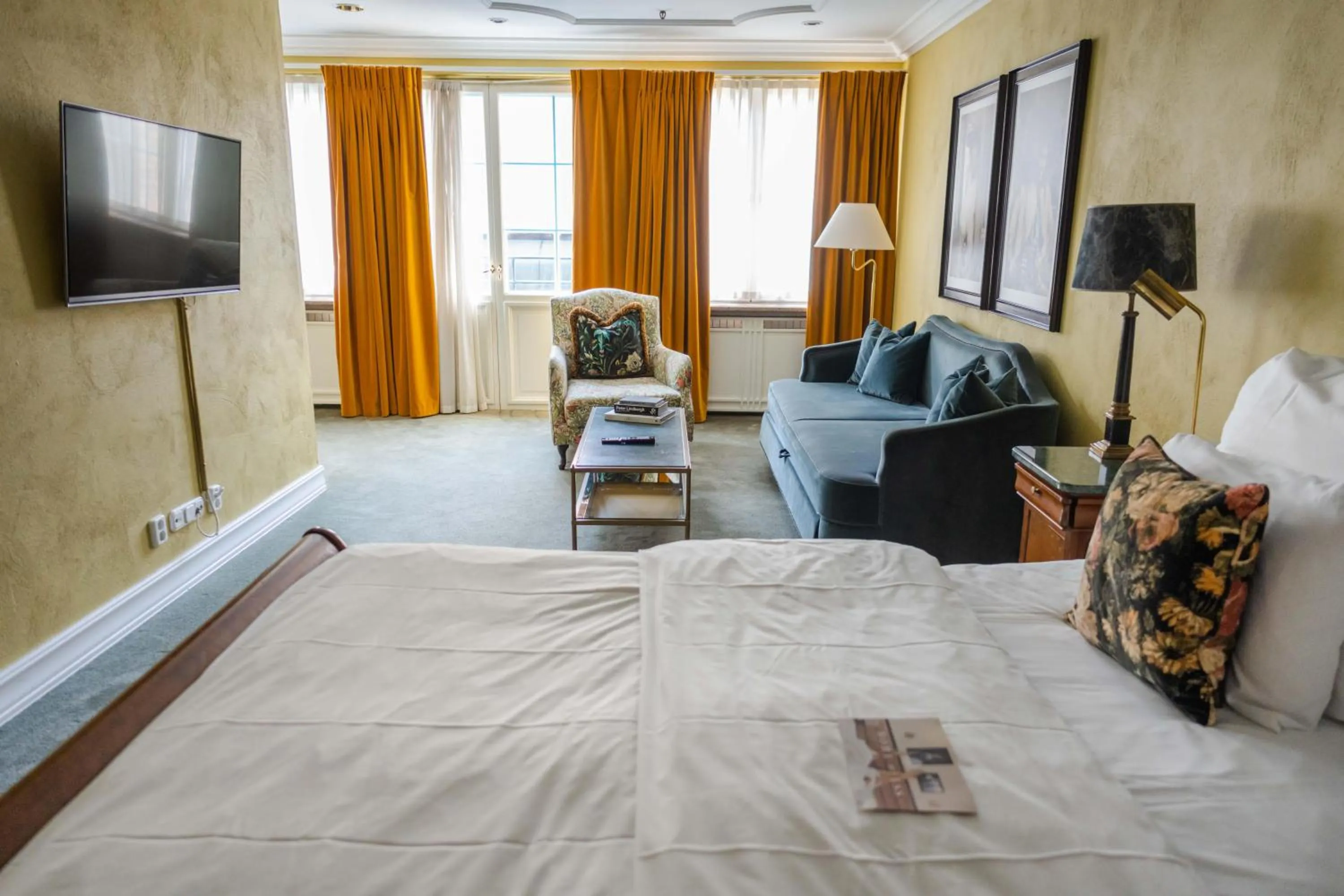 Photo of the whole room, Bed in MJ's