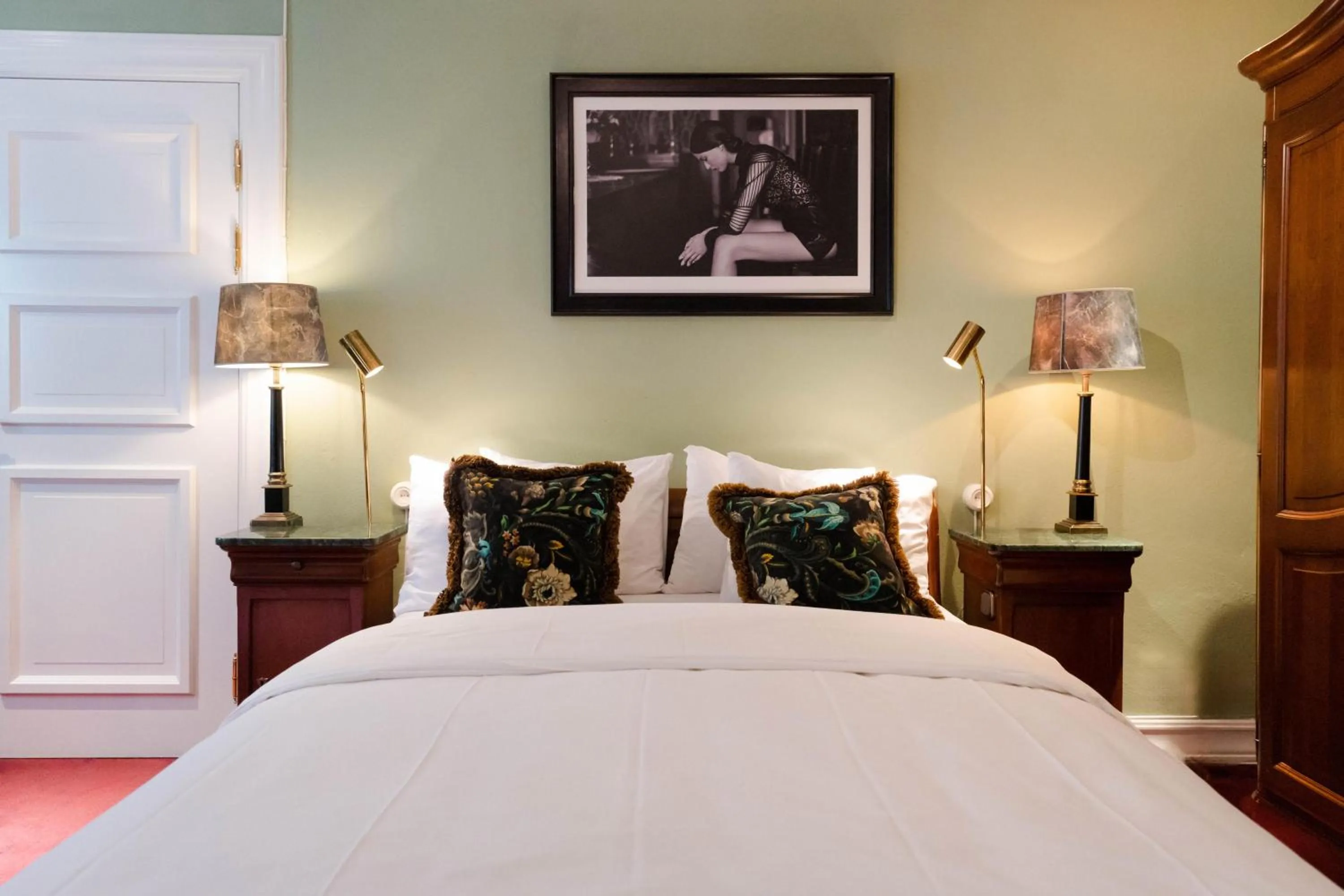 Photo of the whole room, Bed in MJ's