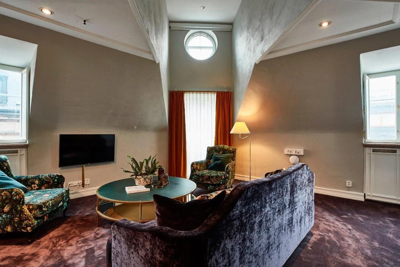 Photo of the whole room in MJ's