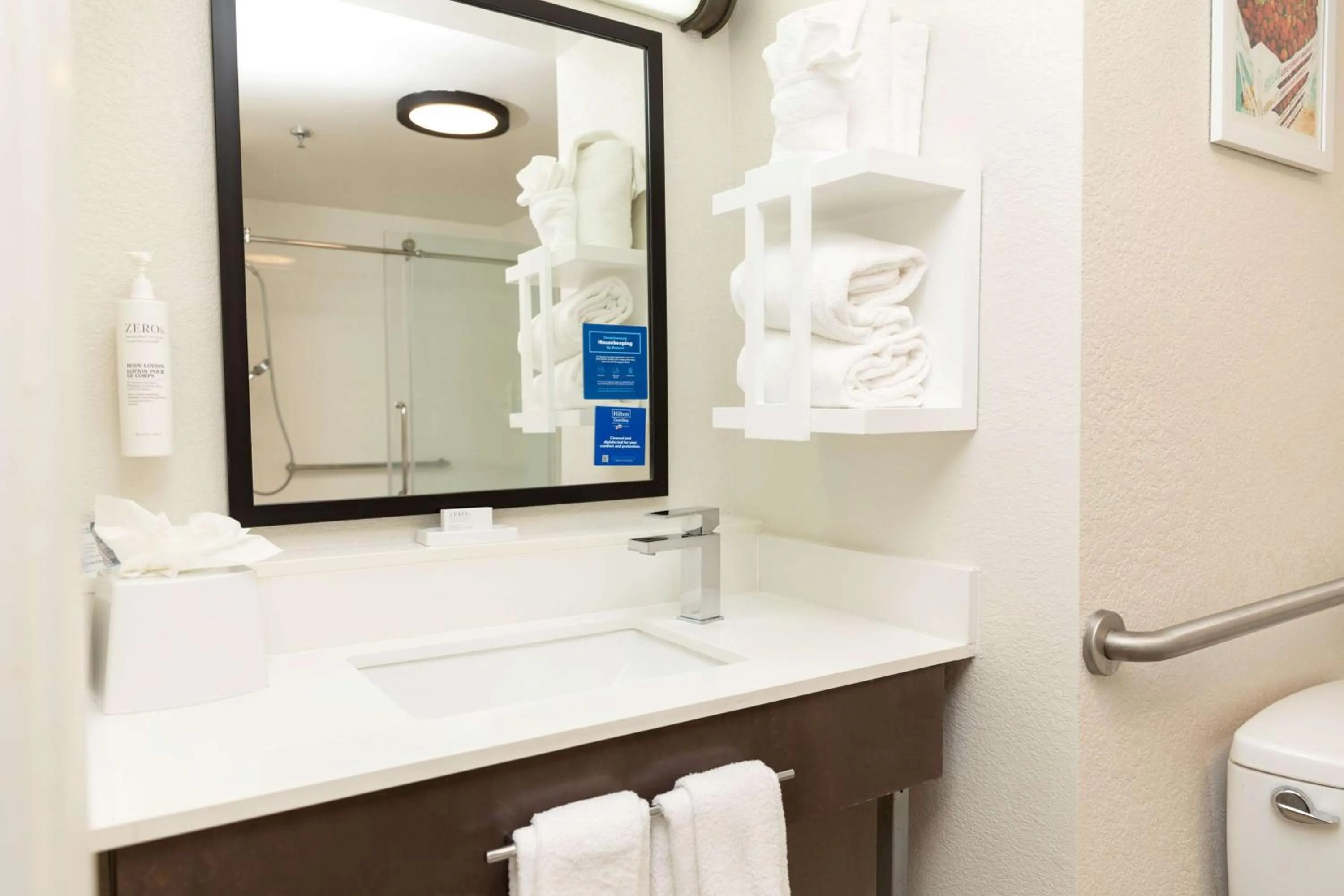 Bathroom in Hampton Inn Hammond