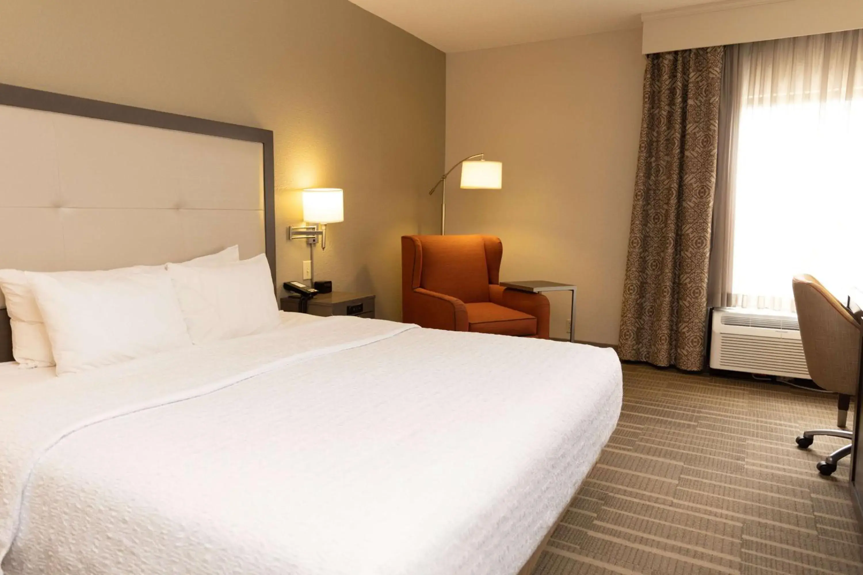 King Room with Accessible Tub - Mobility and Hearing Access/Non-Smoking in Hampton Inn Hammond King Room with Accessible Tub - Mobility and Hearing Access/Non-Smoking in Hampton Inn Hammond